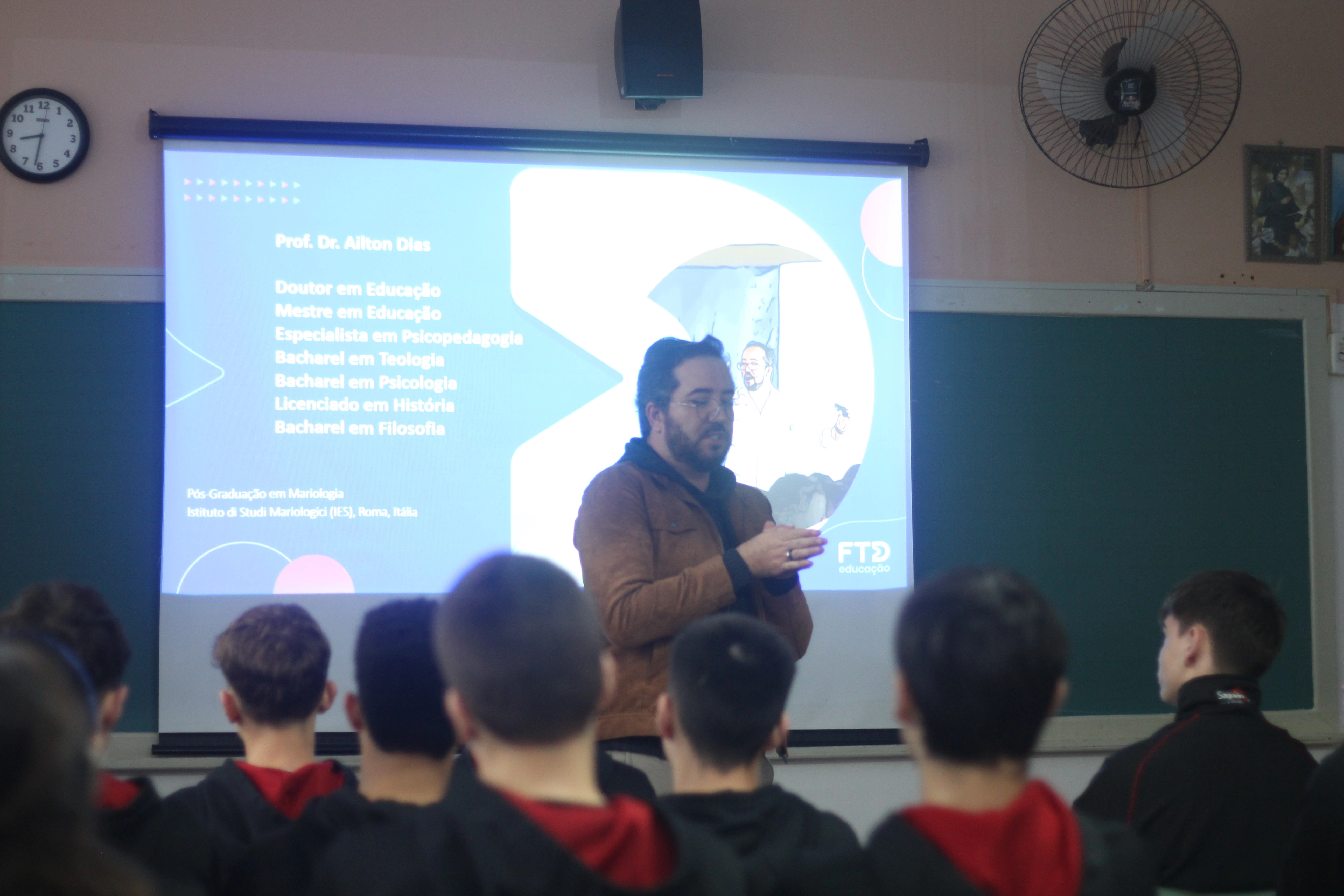 Palestra do Ensino Médio debate emoções, escolhas e sentidos no adolescer