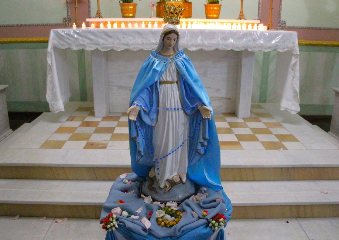 Terço Luminoso e Coroação de Nossa Senhora fortalecem a fé e a união da Comunidade Educacional