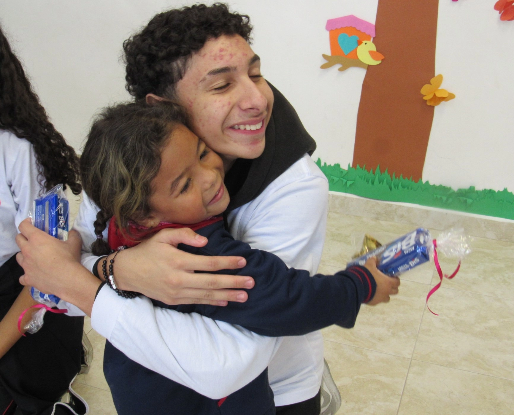 Visita da PJC do Colégio Social Madre Clélia leva alegria e solidariedade na Páscoa