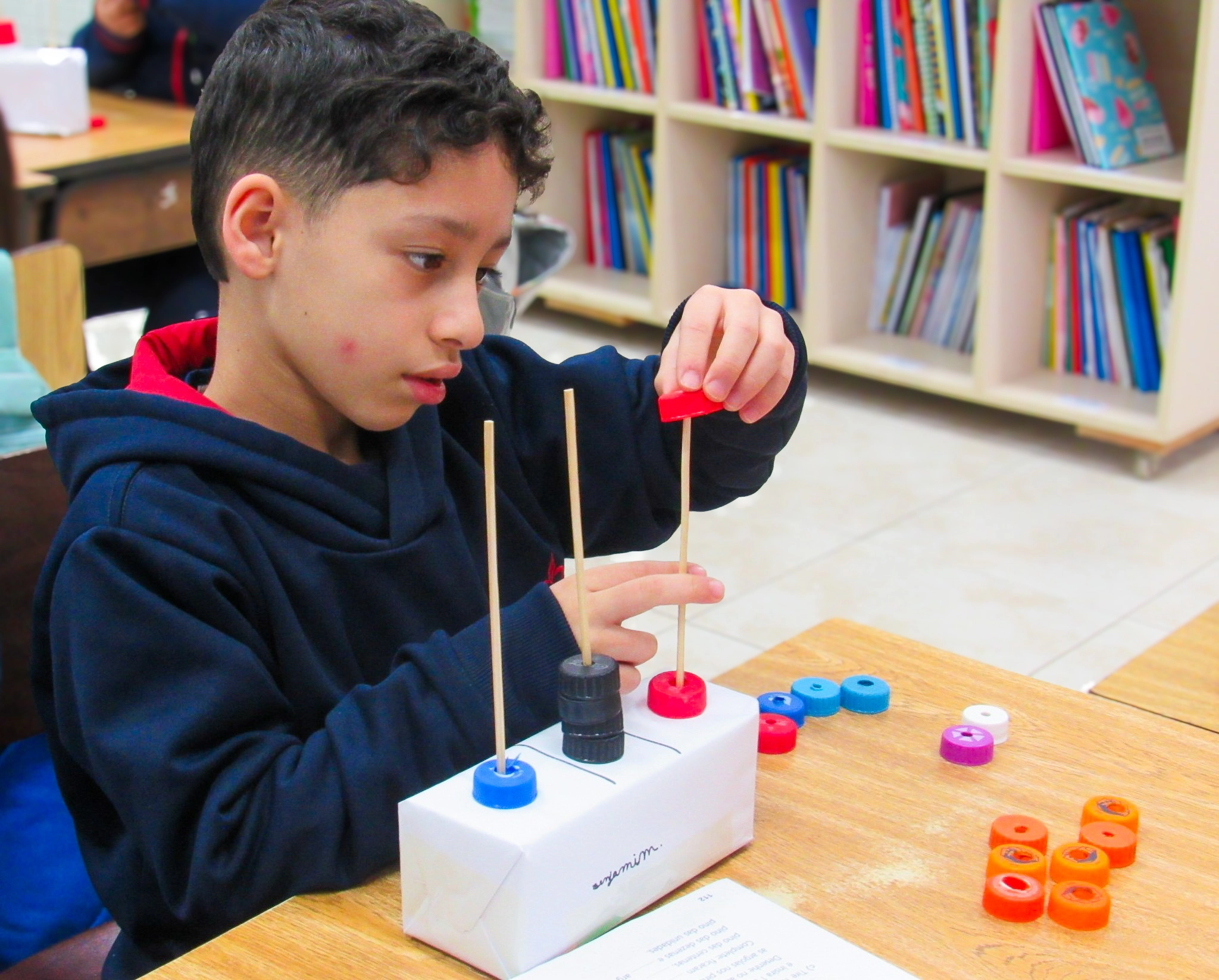 Educandos do 2º ano constroem ábacos com materiais recicláveis