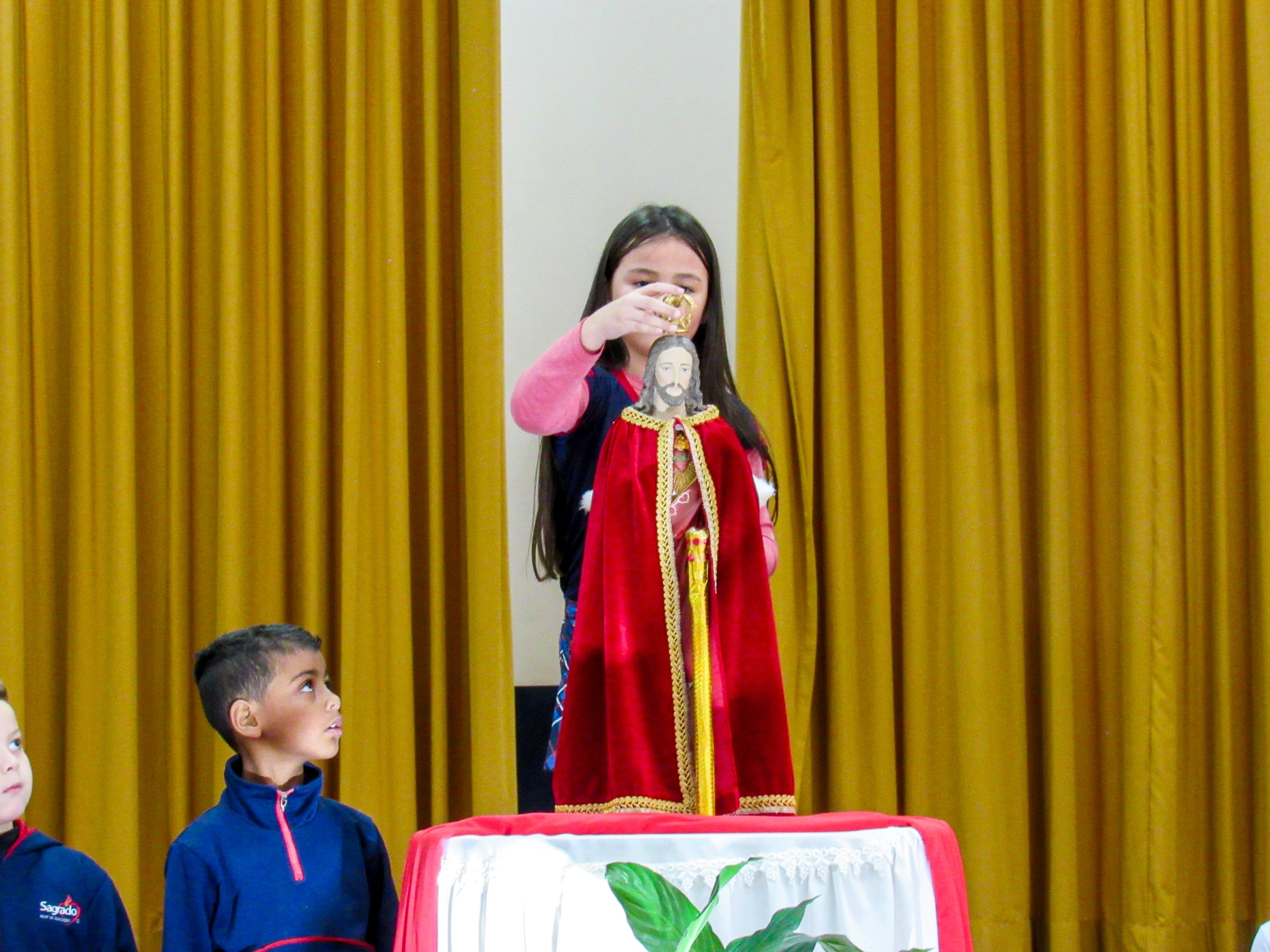 Encerramento do mês dedicado ao Sagrado Coração com celebração de coroação