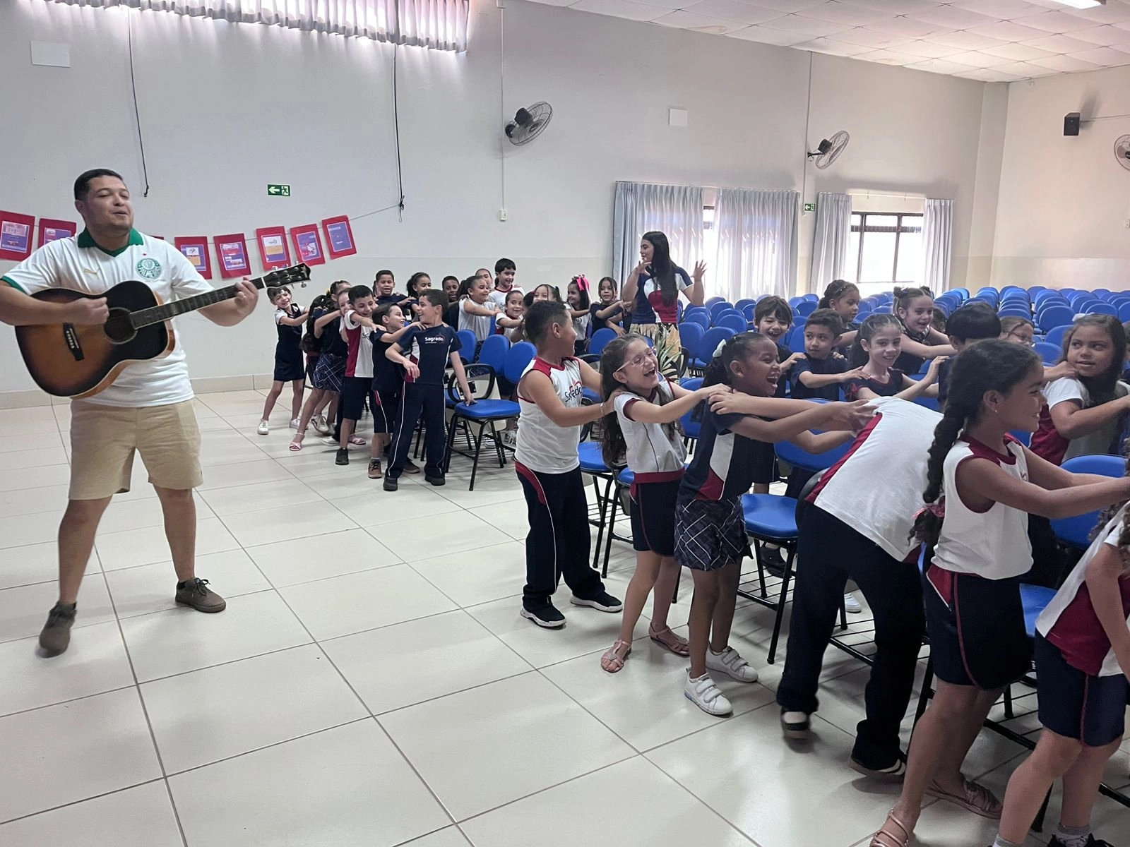 Projeto Braços Abertos inspira educandos a viverem o mandamento do amor
