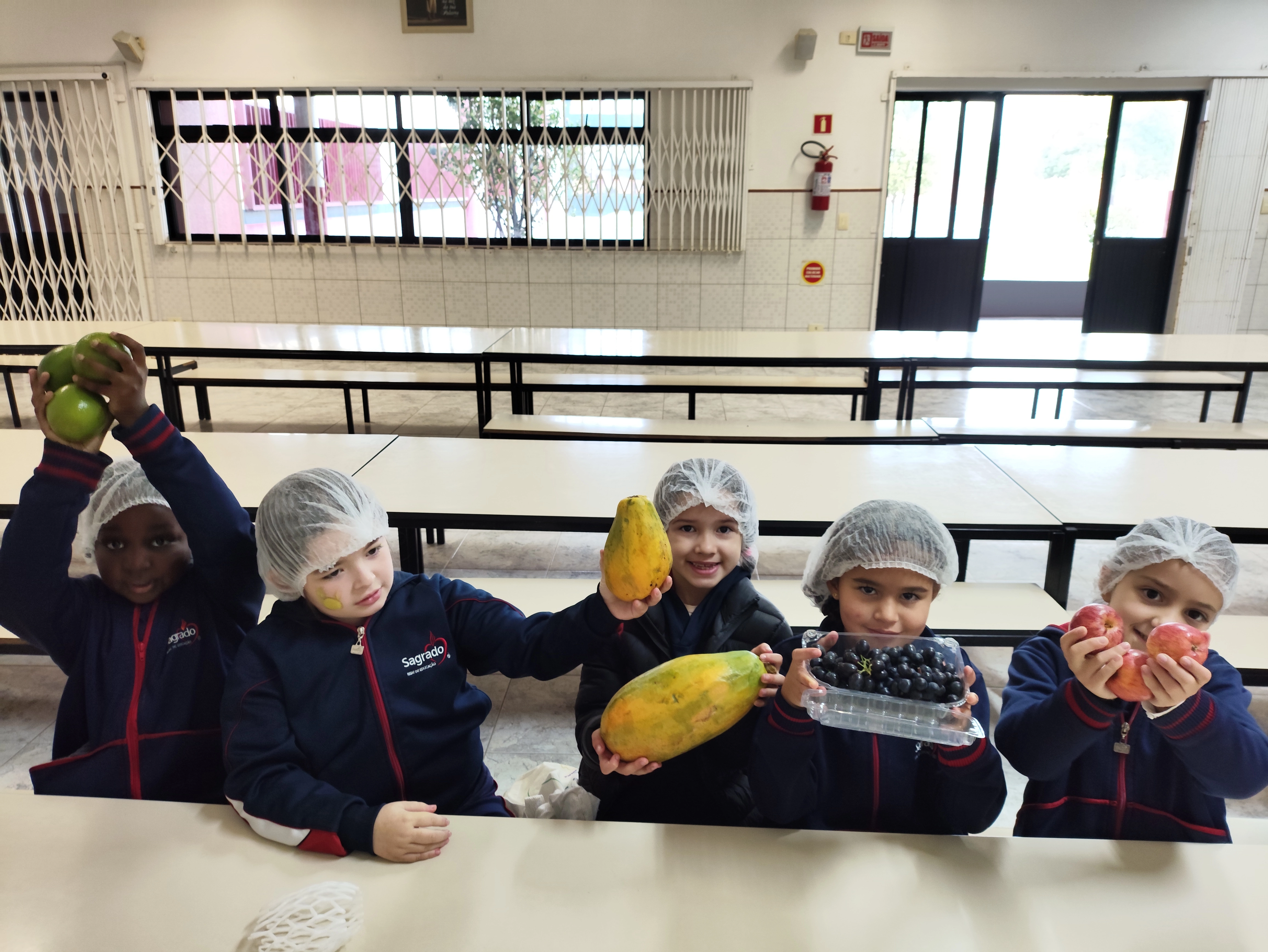 Educandos do 1º ano 2 produzem uma deliciosa salada de frutas!