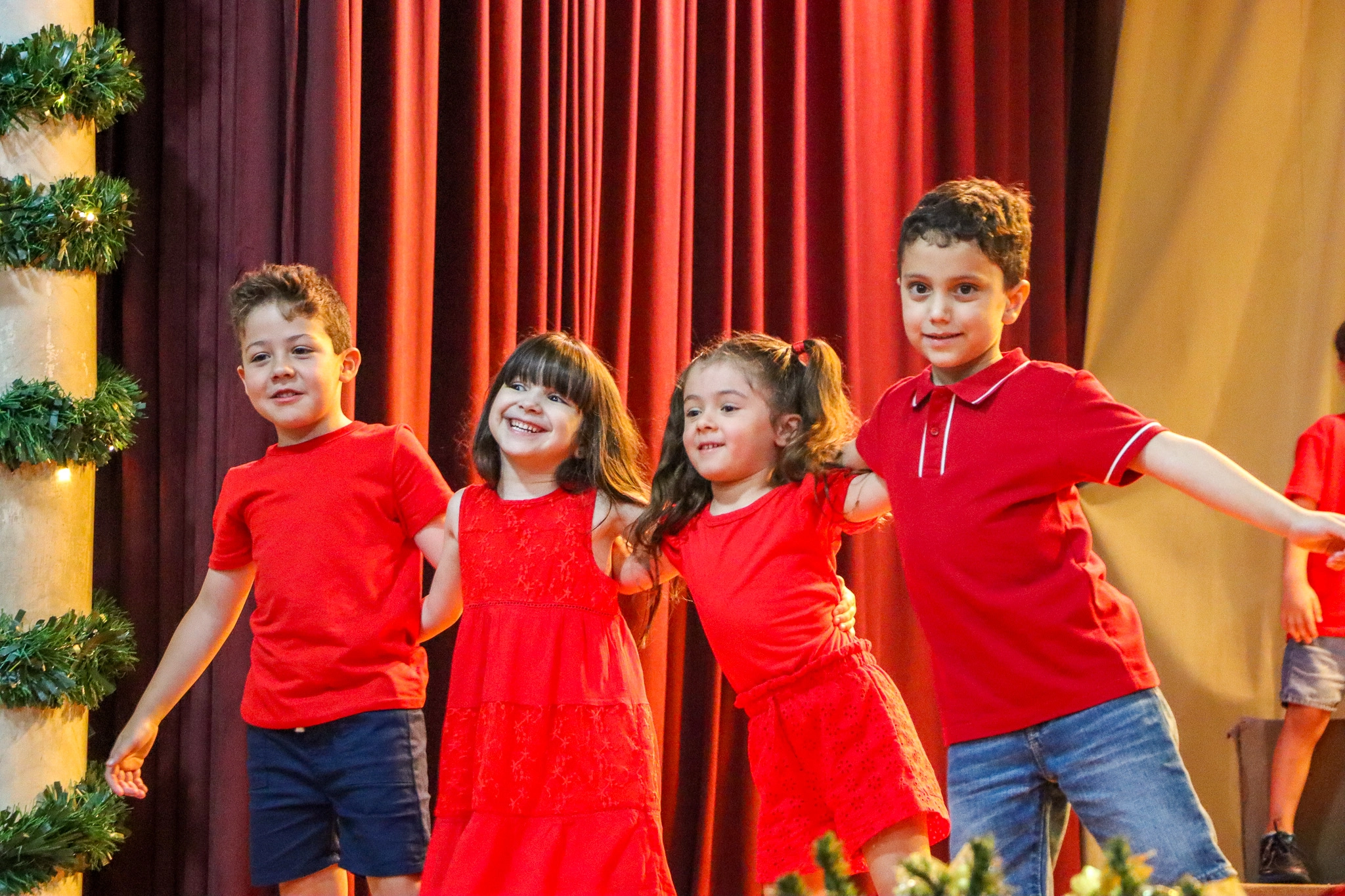 Apresentações de Natal encantam famílias 