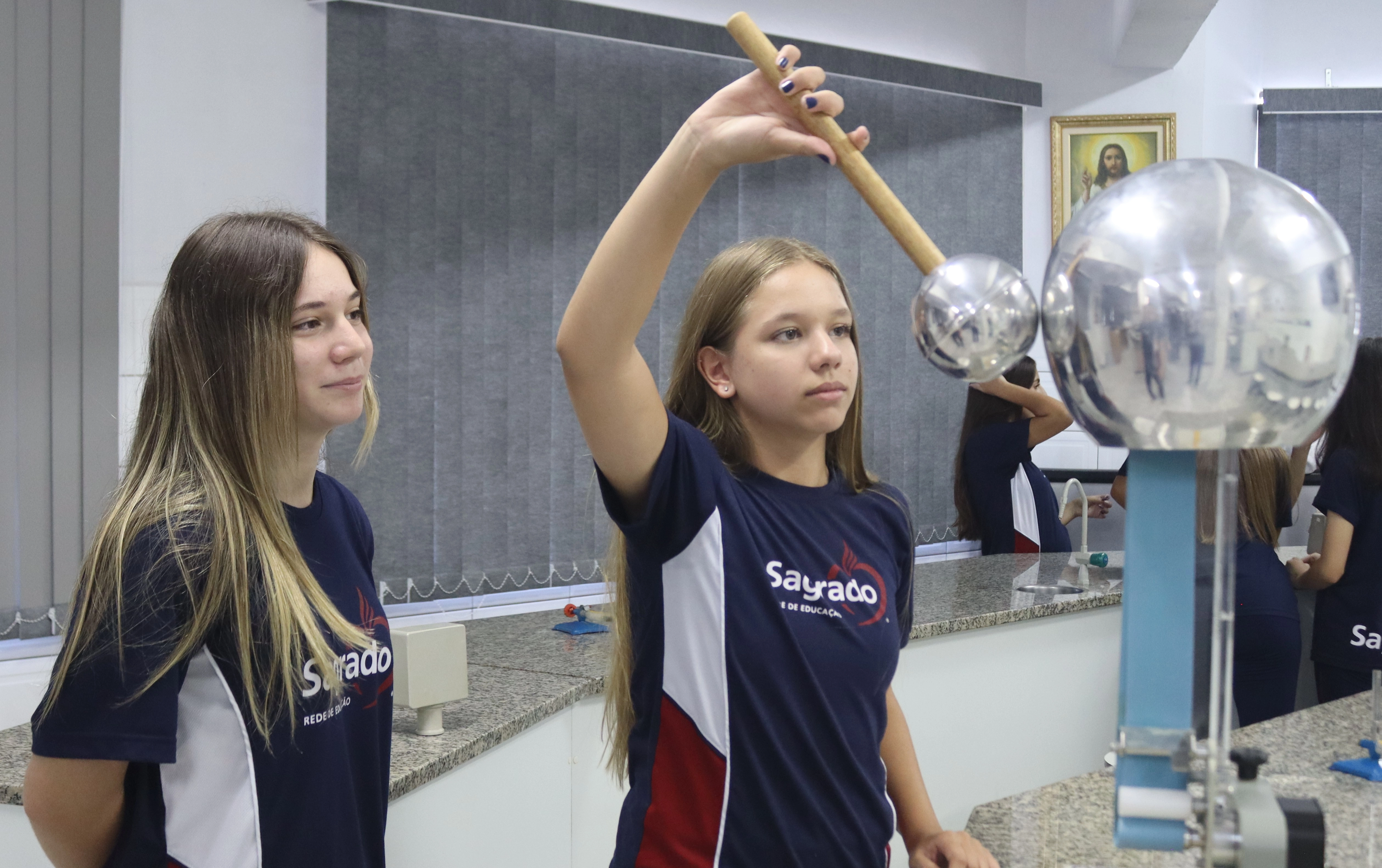 Entre faíscas e descobertas: educandos do 8° ano exploram a eletricidade na prática durante aula de Ciências