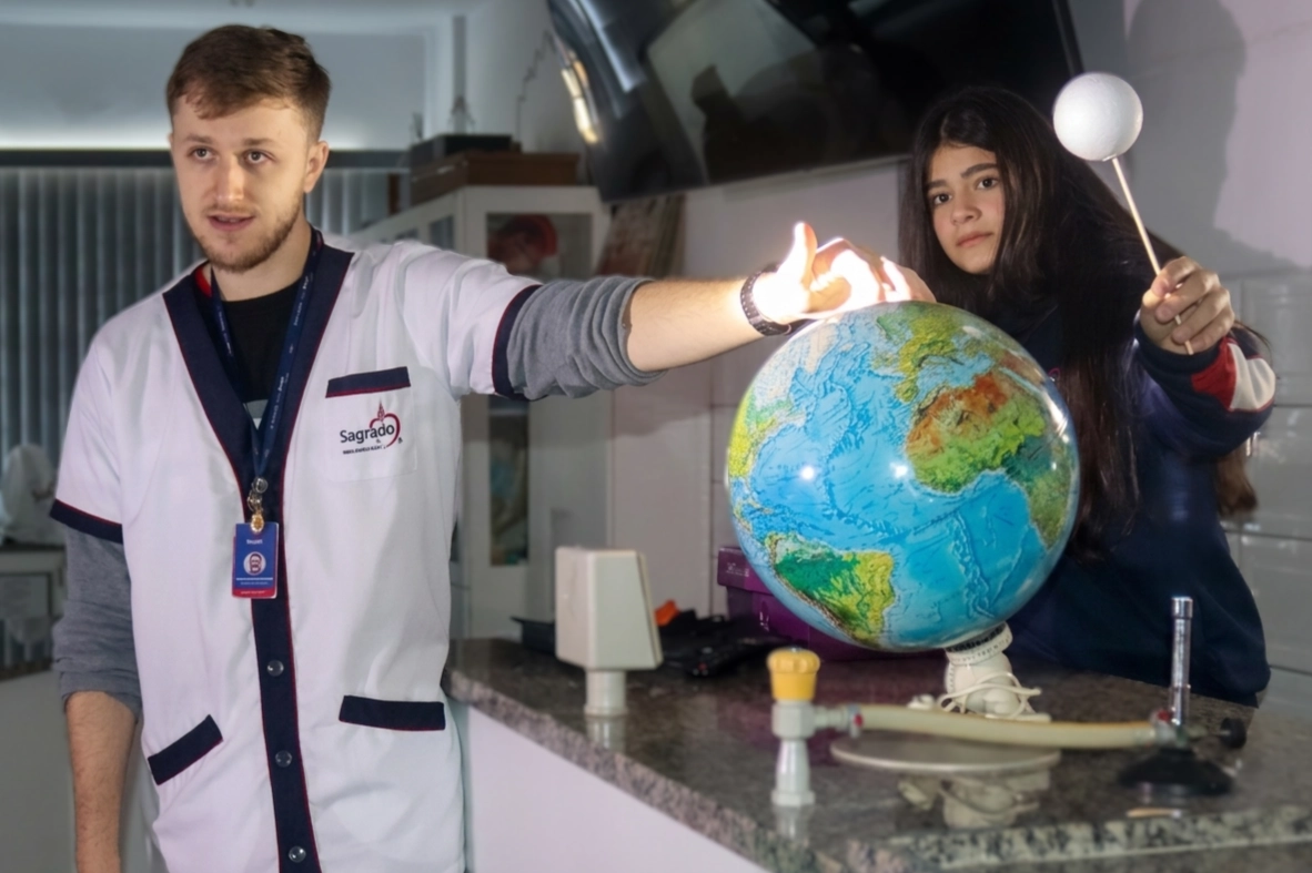 Educandos do 8º ano simulam eclipses lunares em experimento prático de Ciências