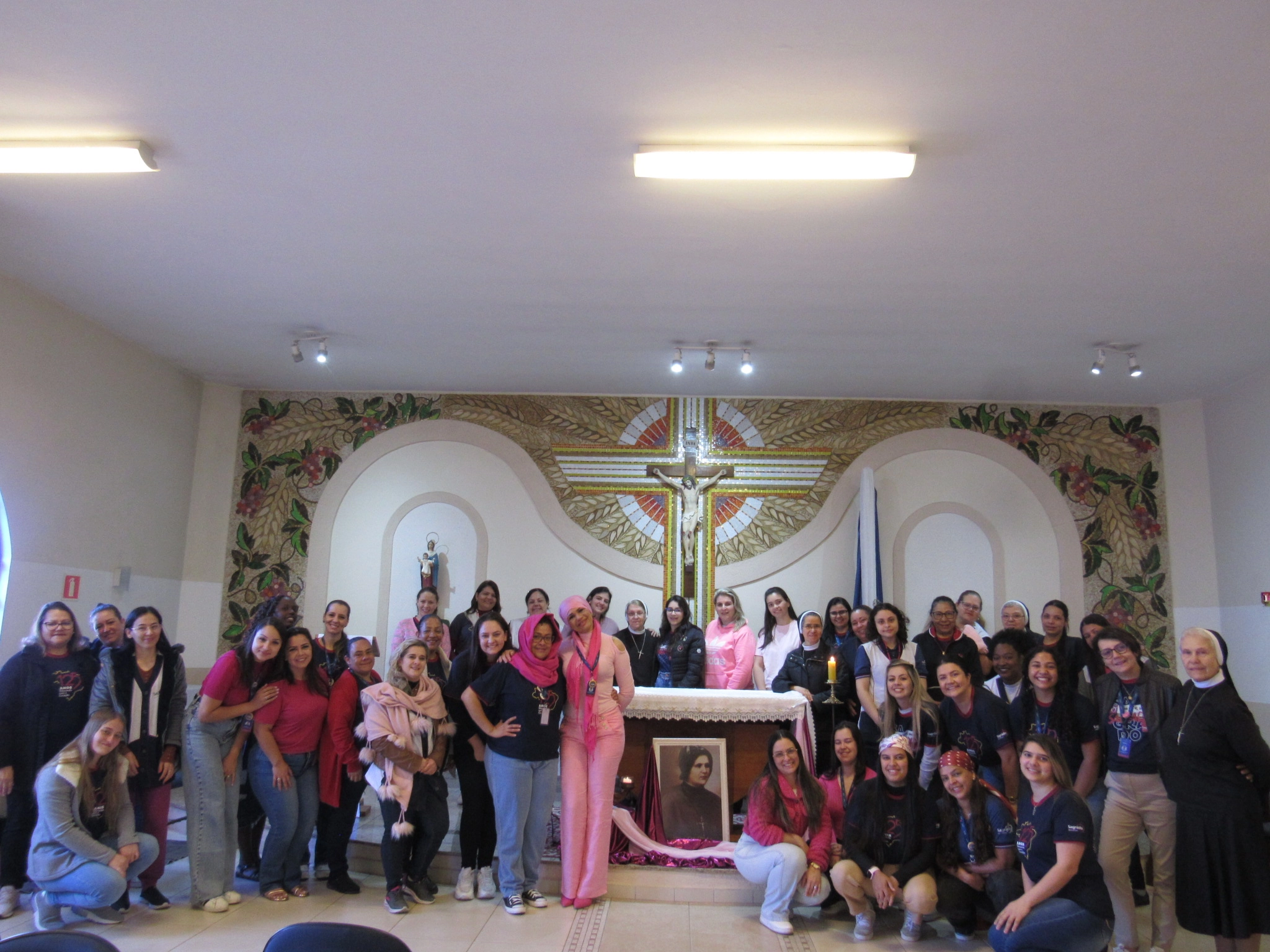 Escola Social Coração de Jesus realiza momento de oração pelo Outubro Rosa