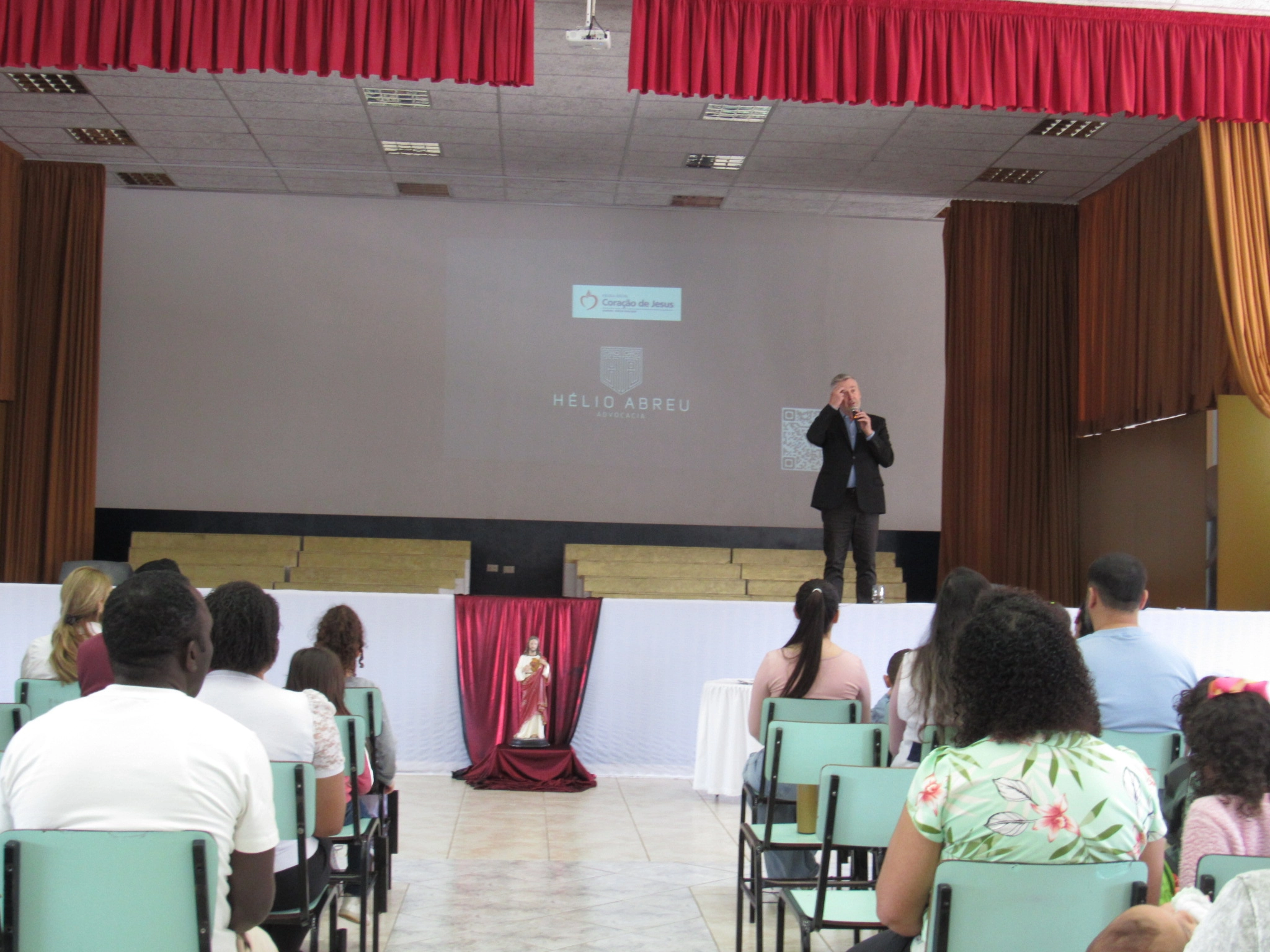 Famílias participam de palestra sobre responsabilidade parental na era digital