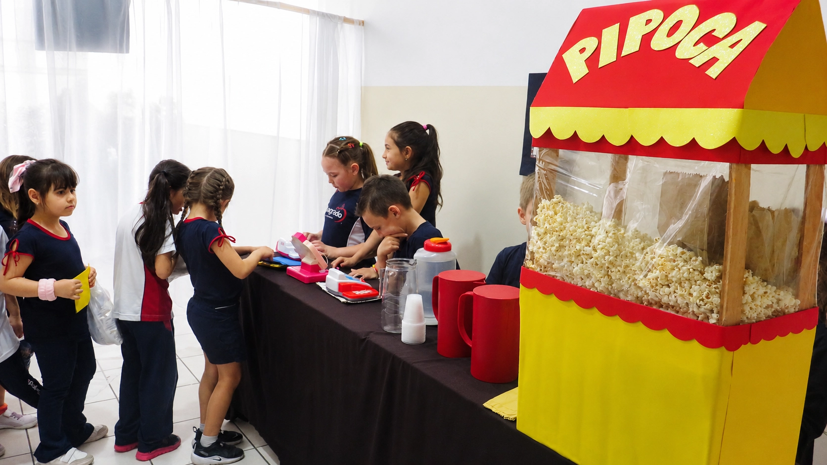 Cinema na Unidade Educacional proporciona vivência prática sobre o Sistema Monetário aos educandos do 1º ano