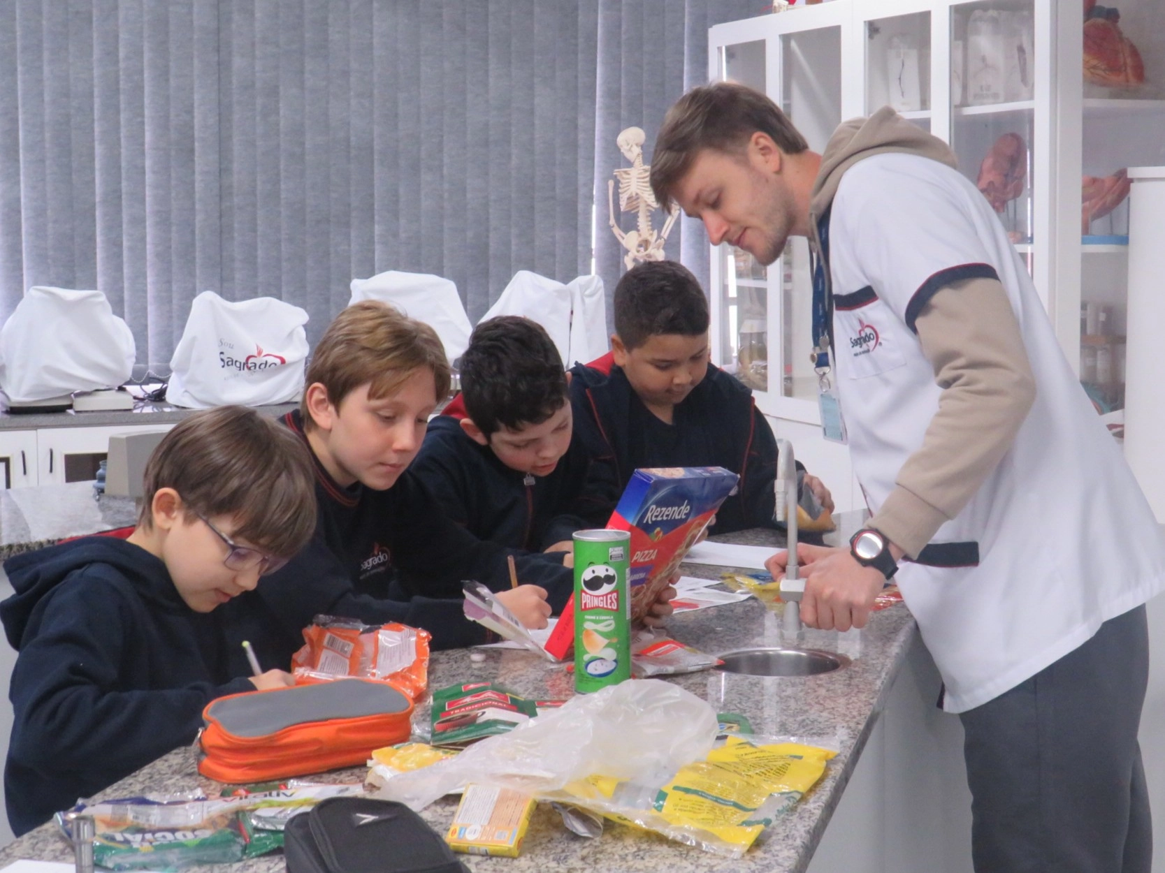 Educandos do 6º ano participam de atividade prática sobre interpretação de rótulos de alimentos