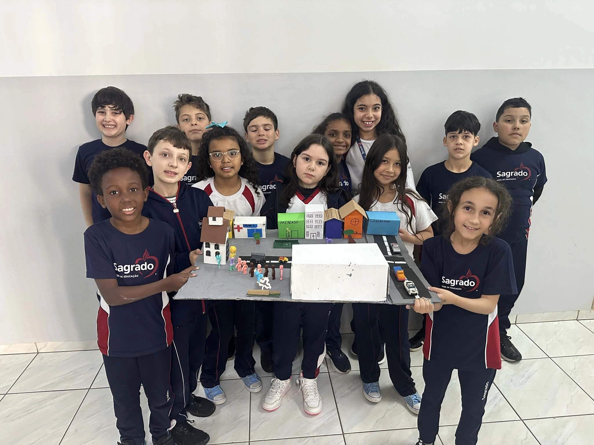 Educandos do 3º ano 2 exploram formas de representação por meio de maquete da rua do Colégio Coração de Jesus
