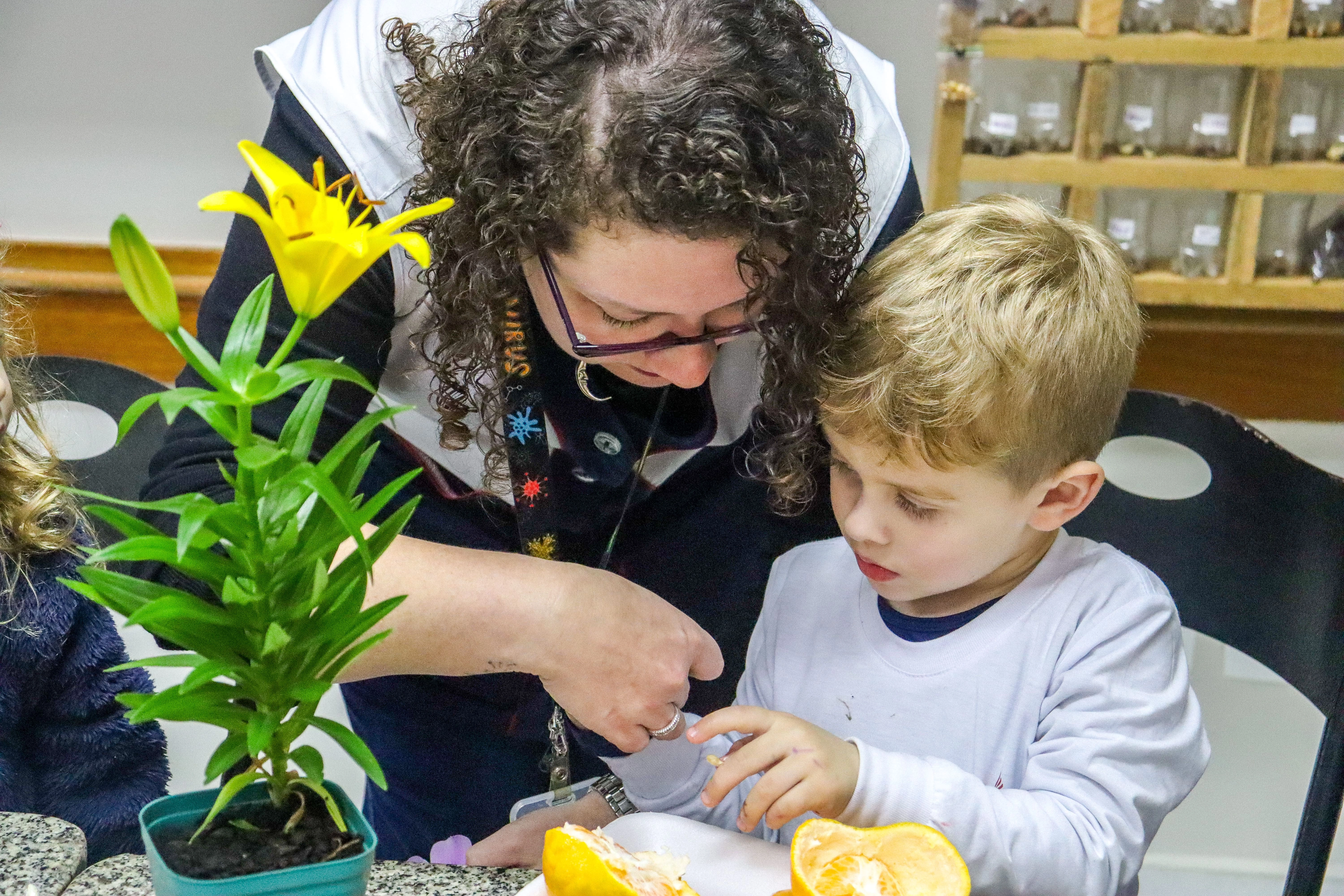 Infantil III realiza descobertas no Laboratório de Ciências