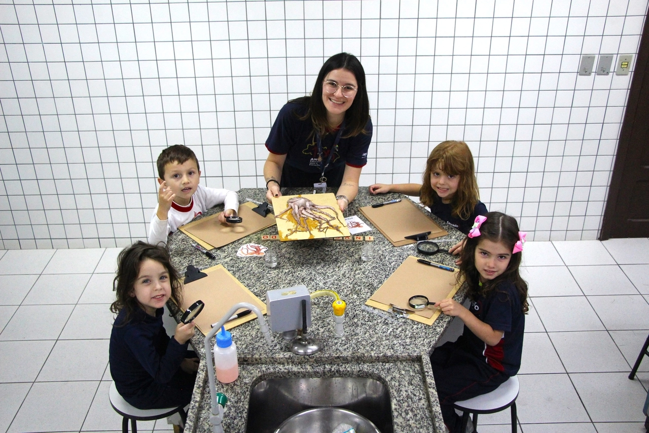 Turma dos Animais Marinhos vivencia investigação sobre o polvo