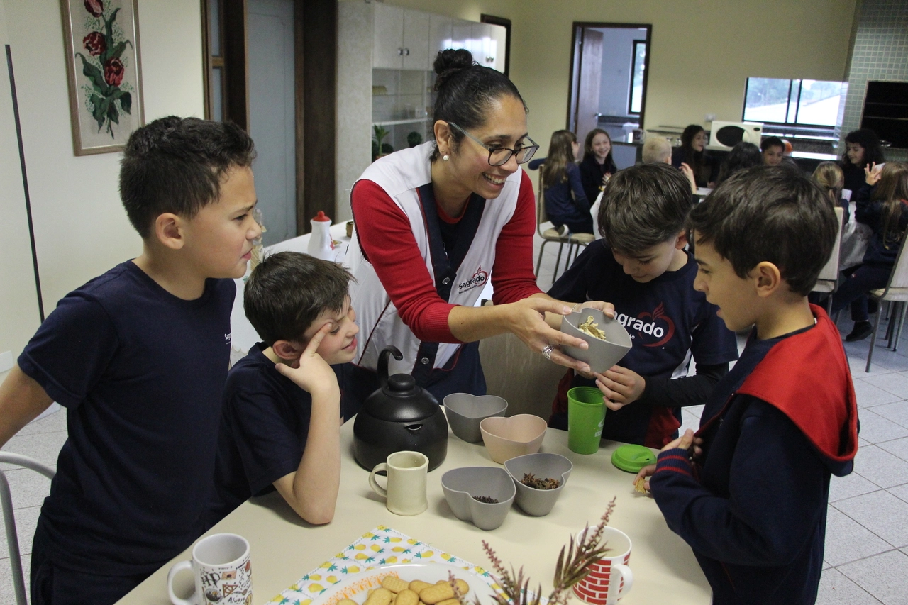 4º ano vivencia experiência sensorial e histórica na Cozinha Experimental