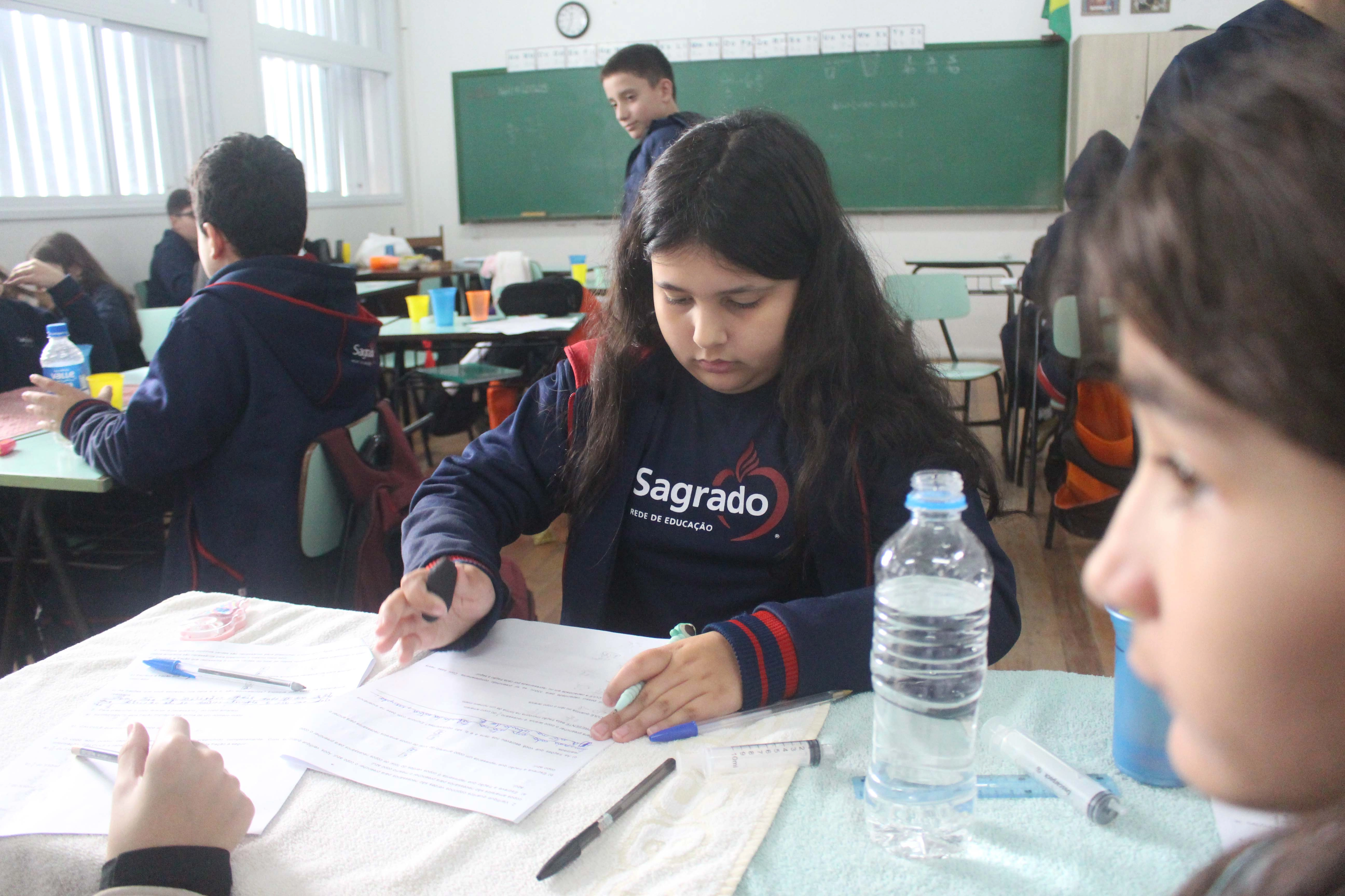 Educandos do 6º ano aprendem frações de forma prática com copinhos de água
