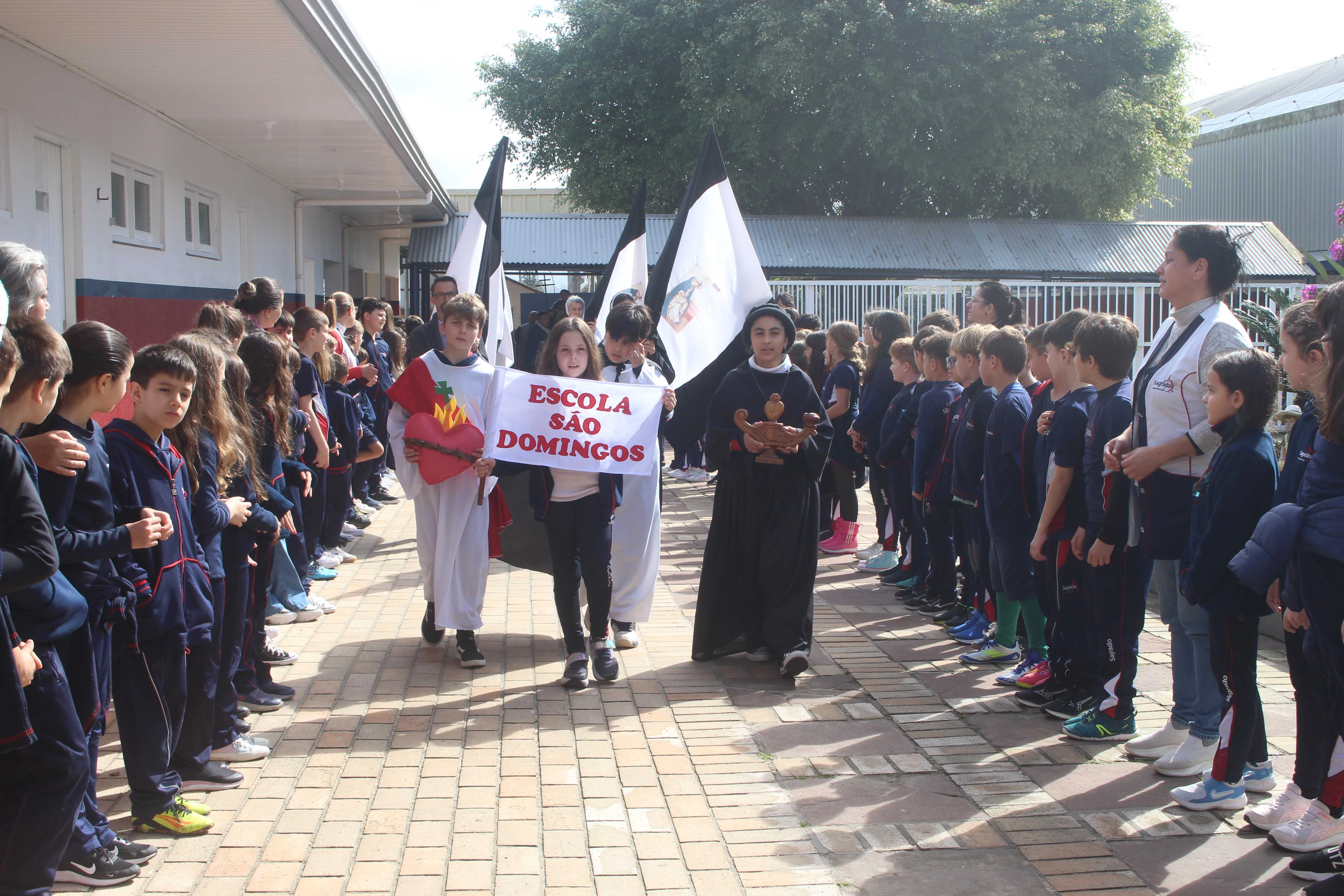 Imagem peregrina de São Domingos visita a Escola São Domingos