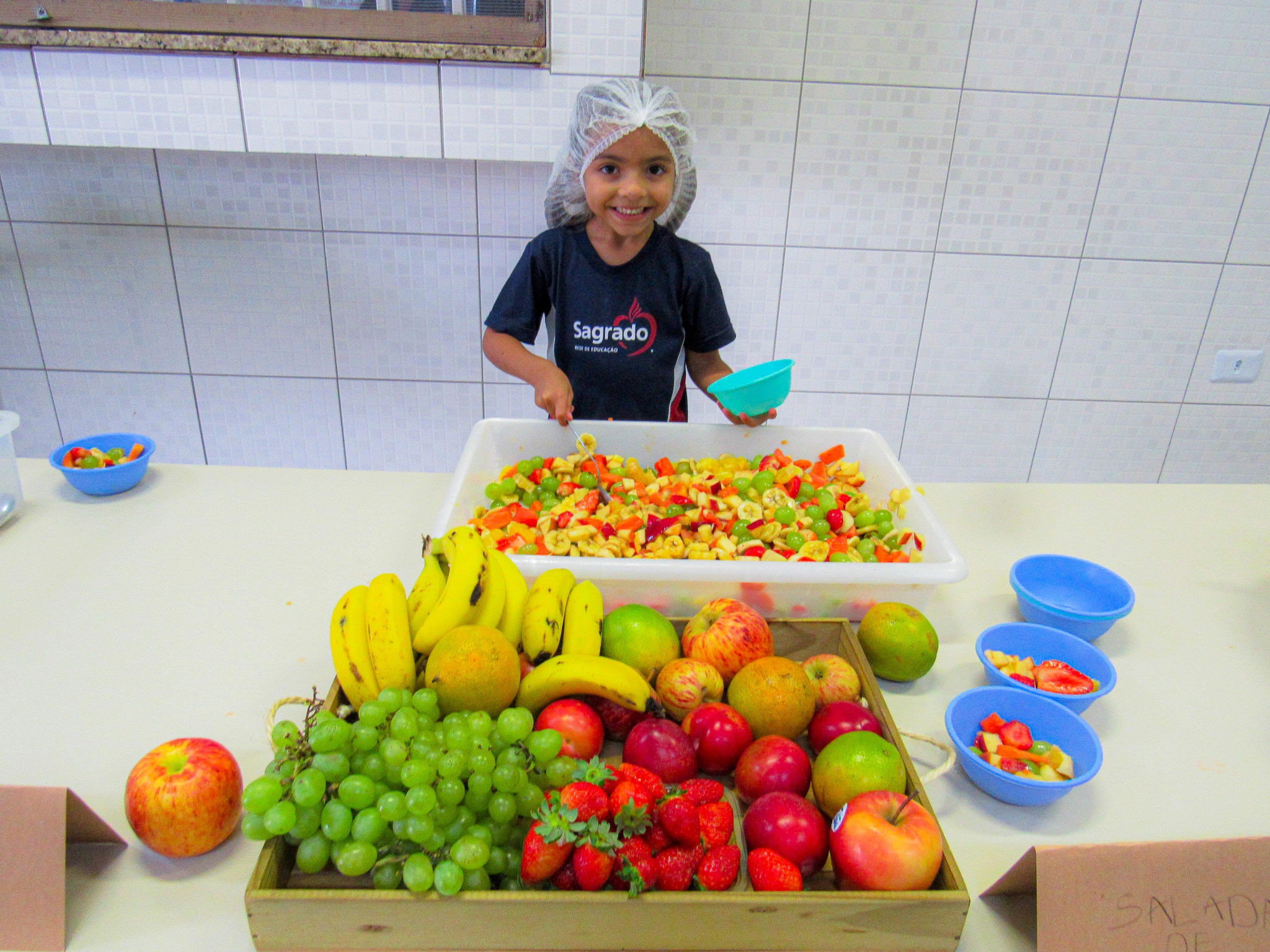 Entre cores, sabores e descobertas: Infantil V prepara salada de frutas