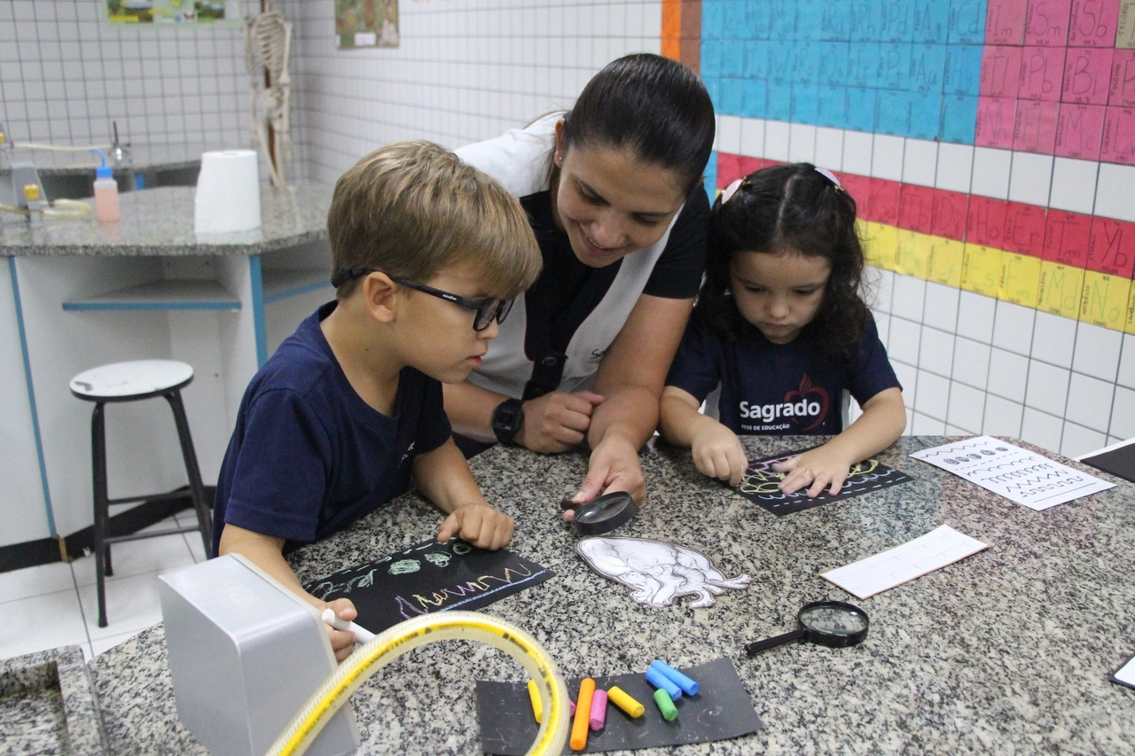 Infantil V explora emoções por meio de investigação sobre o coração