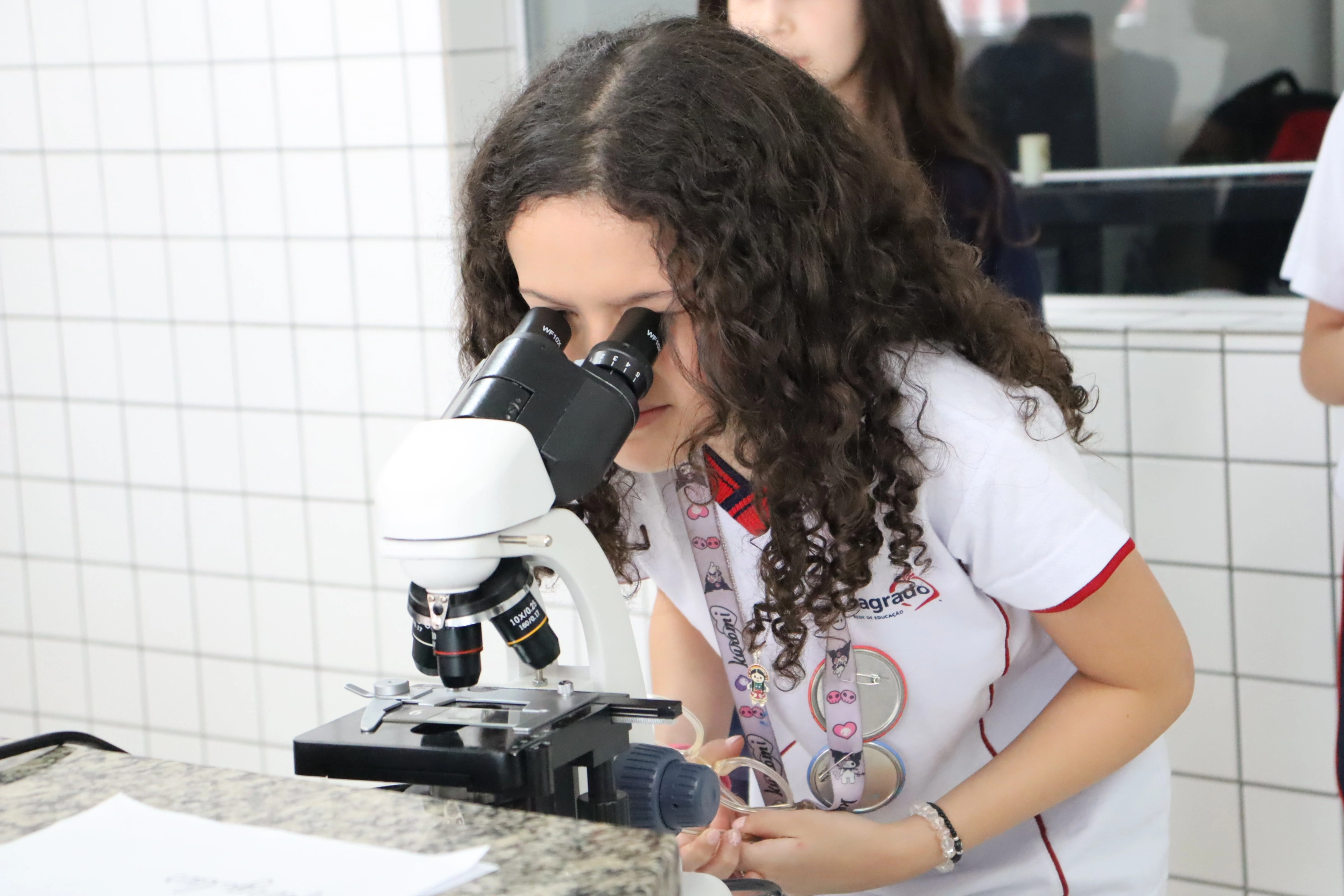 Explorando o invisível: aventura científica dos microrganismos