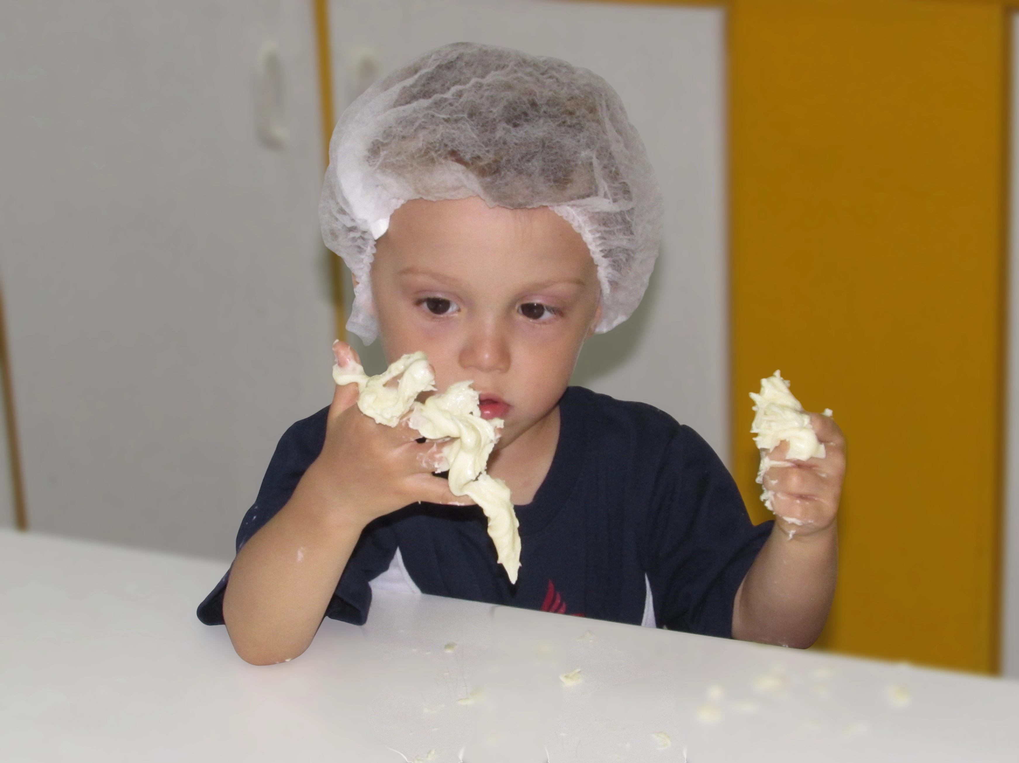 Infantil II explora a cor branca através de vivências sensoriais e momentos de encantamento