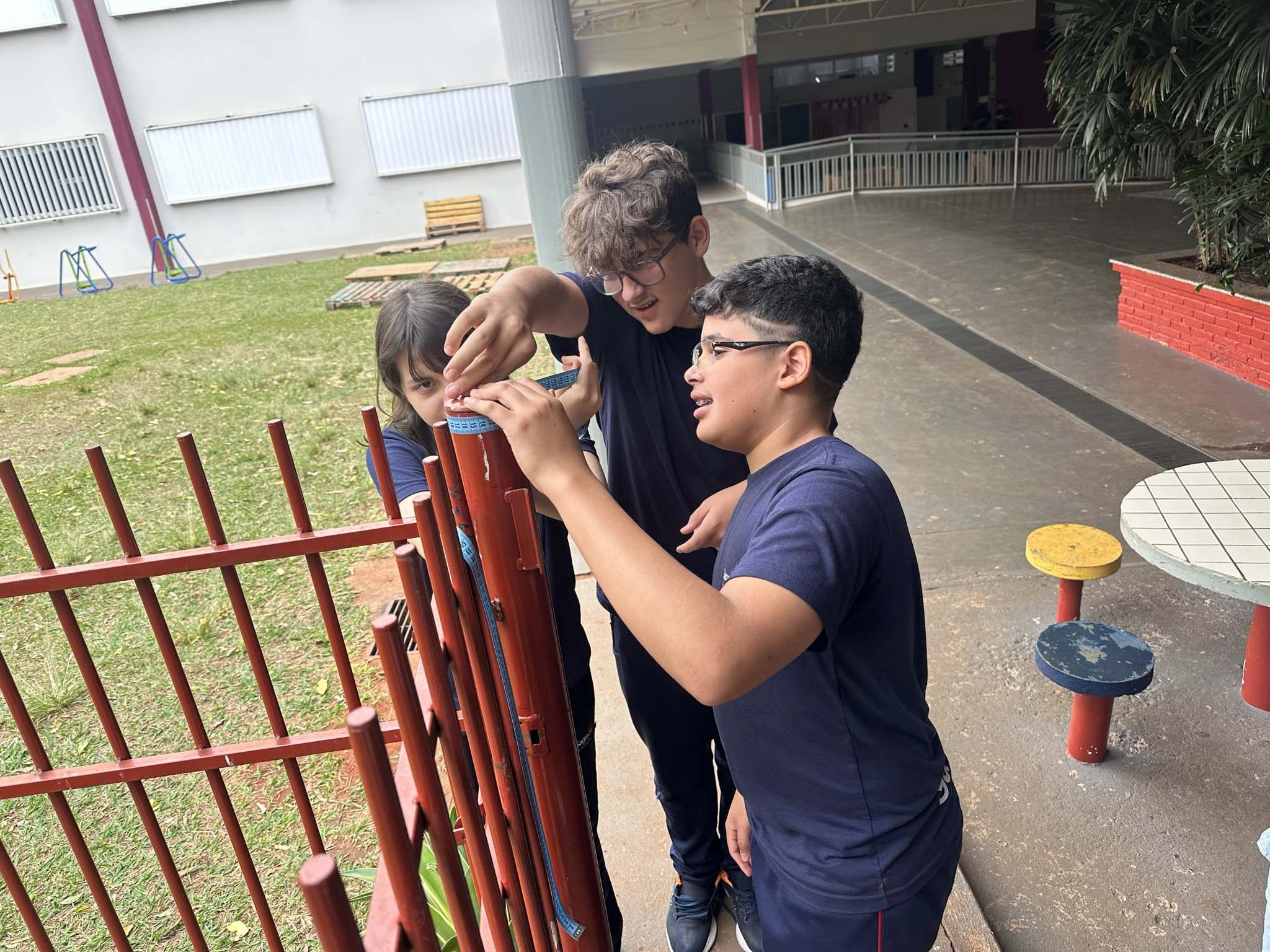 Educandos do 7º ano 2 investigam a relação entre circunferência e diâmetro em atividade prática de Matemática