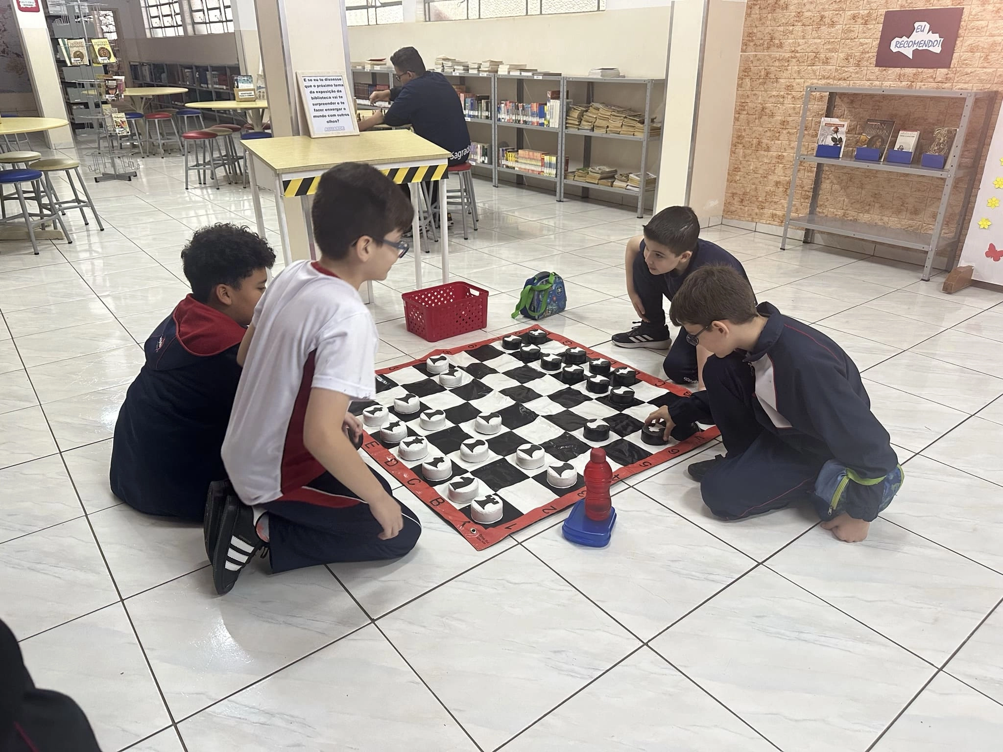 Educandos transformam a Biblioteca Escolar em espaço de diversão e descobertas durante os intervalos