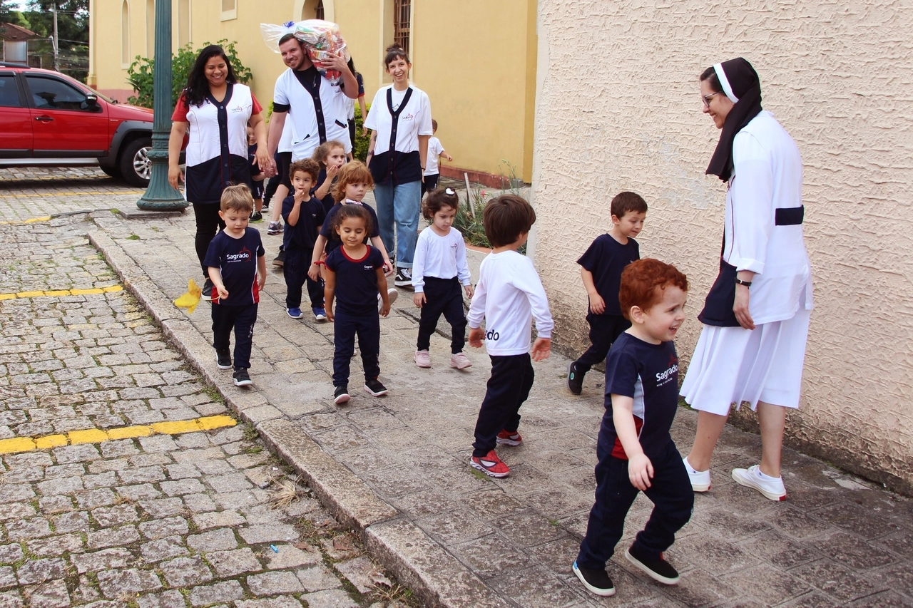 Educandos e educadores realizam Ação Solidária de Páscoa no Centro de Apoio ao Migrante