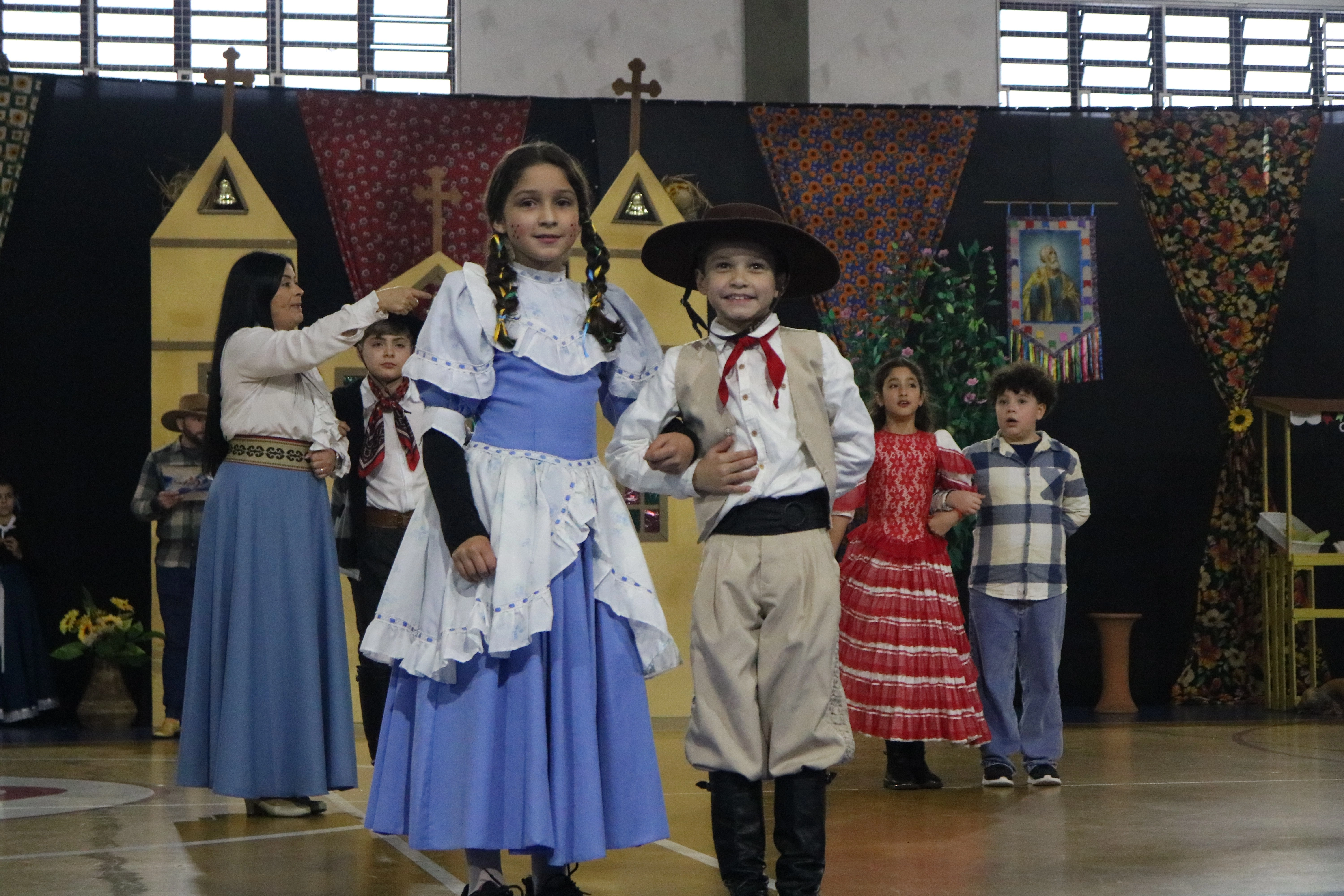 Festival Folclórico reúne Comunidade Educacional em celebração de cultura, alegria e tradição