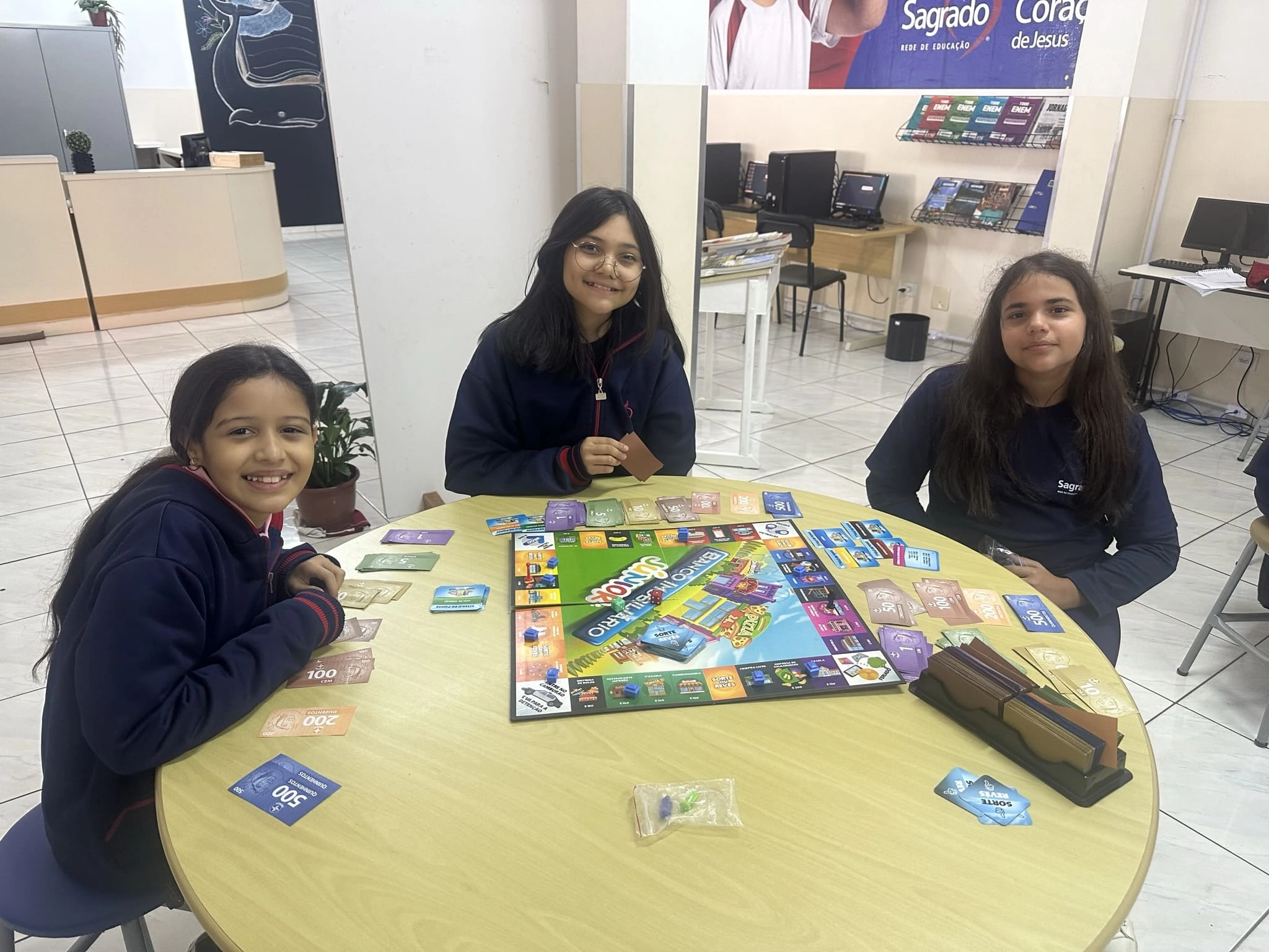 Educandos do 6º ano exploram o sistema monetário com jogo de Banco Imobiliário