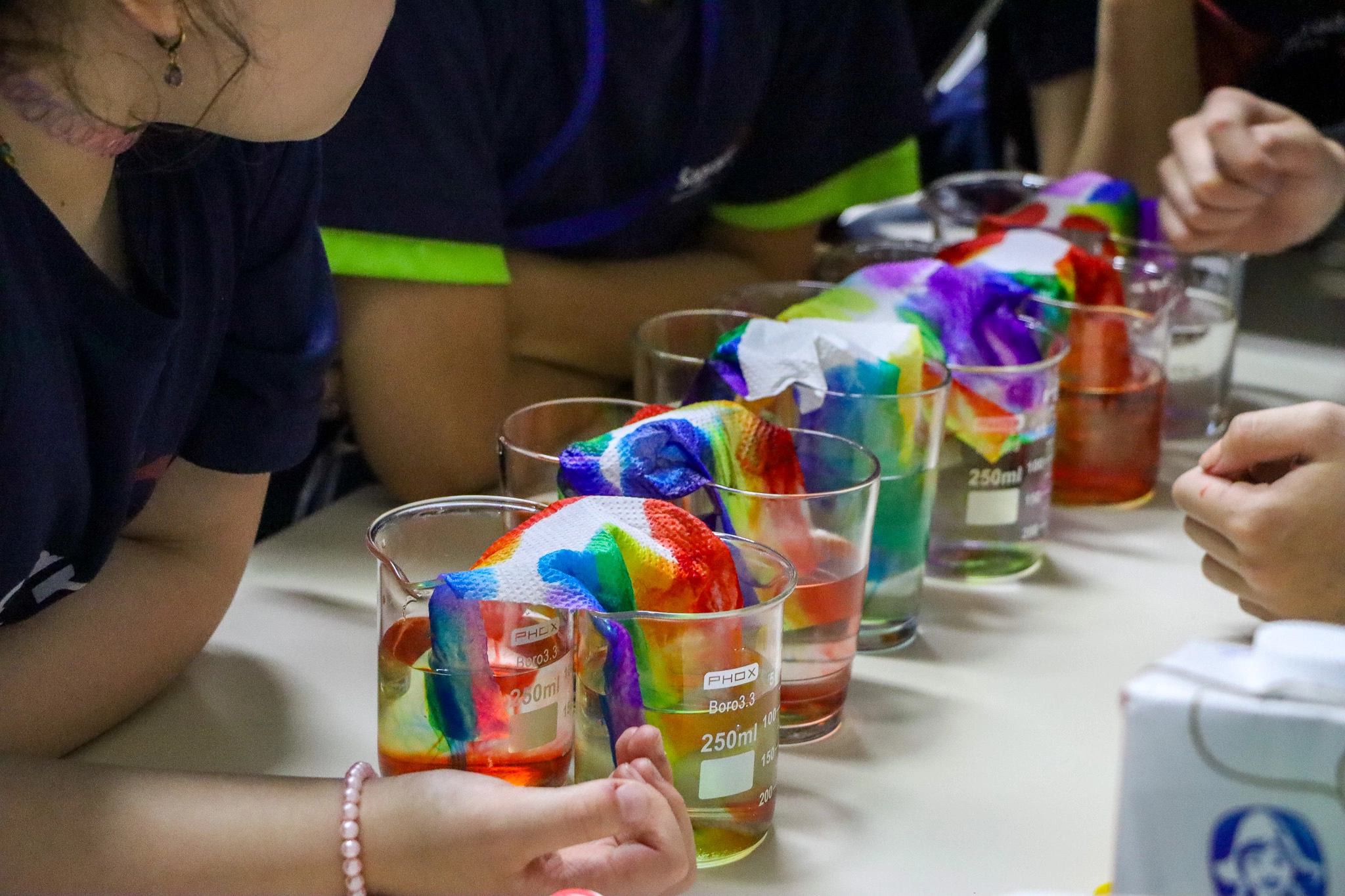 A magia das cores no Laboratório de Ciências