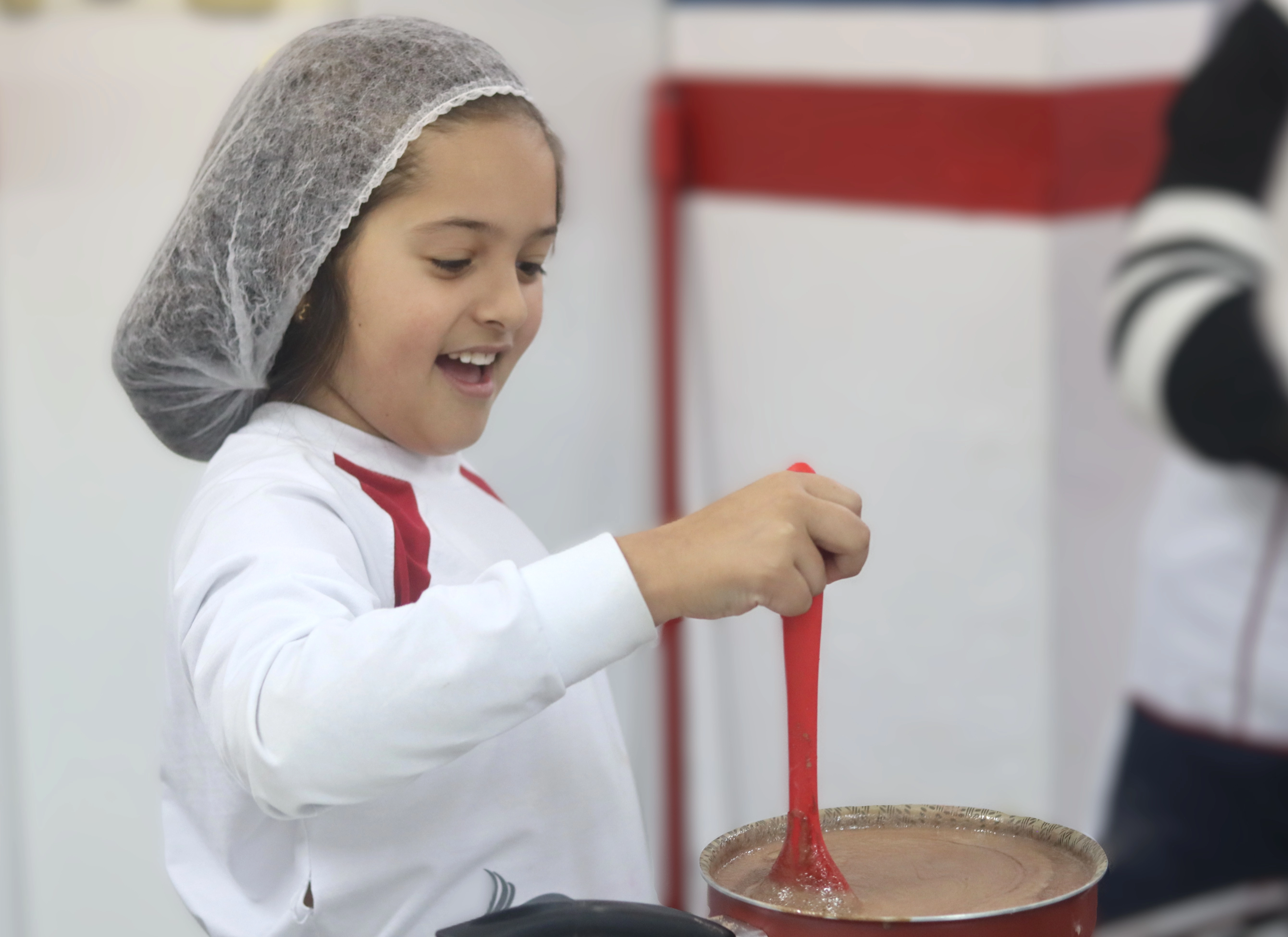 Contraturno prepara brigadeiro de colher e vivencia a cultura brasileira 