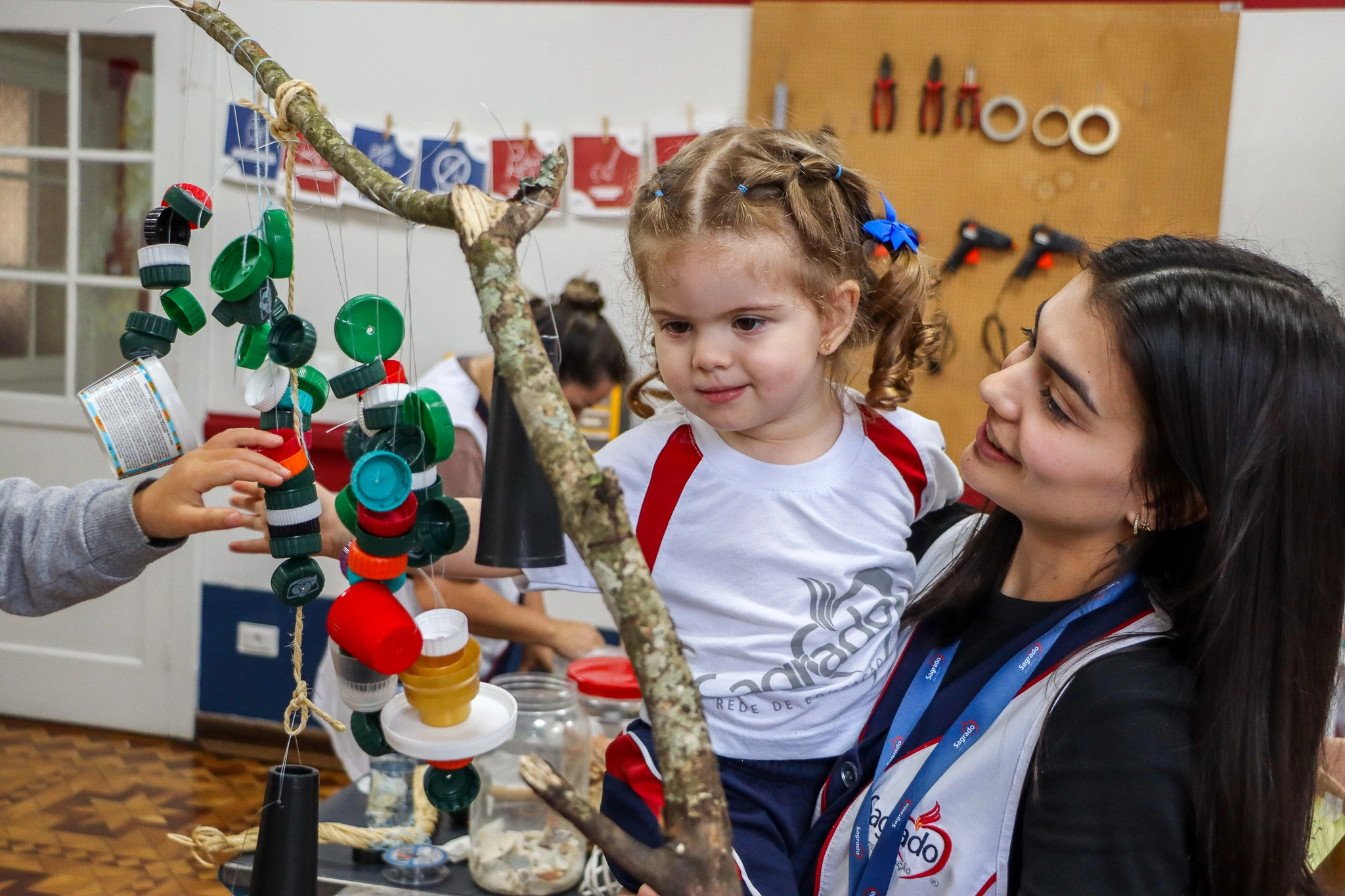 Infantil I e a construção do “Sino dos Ventos”: um móbile cheio de sons, descobertas e afeto!