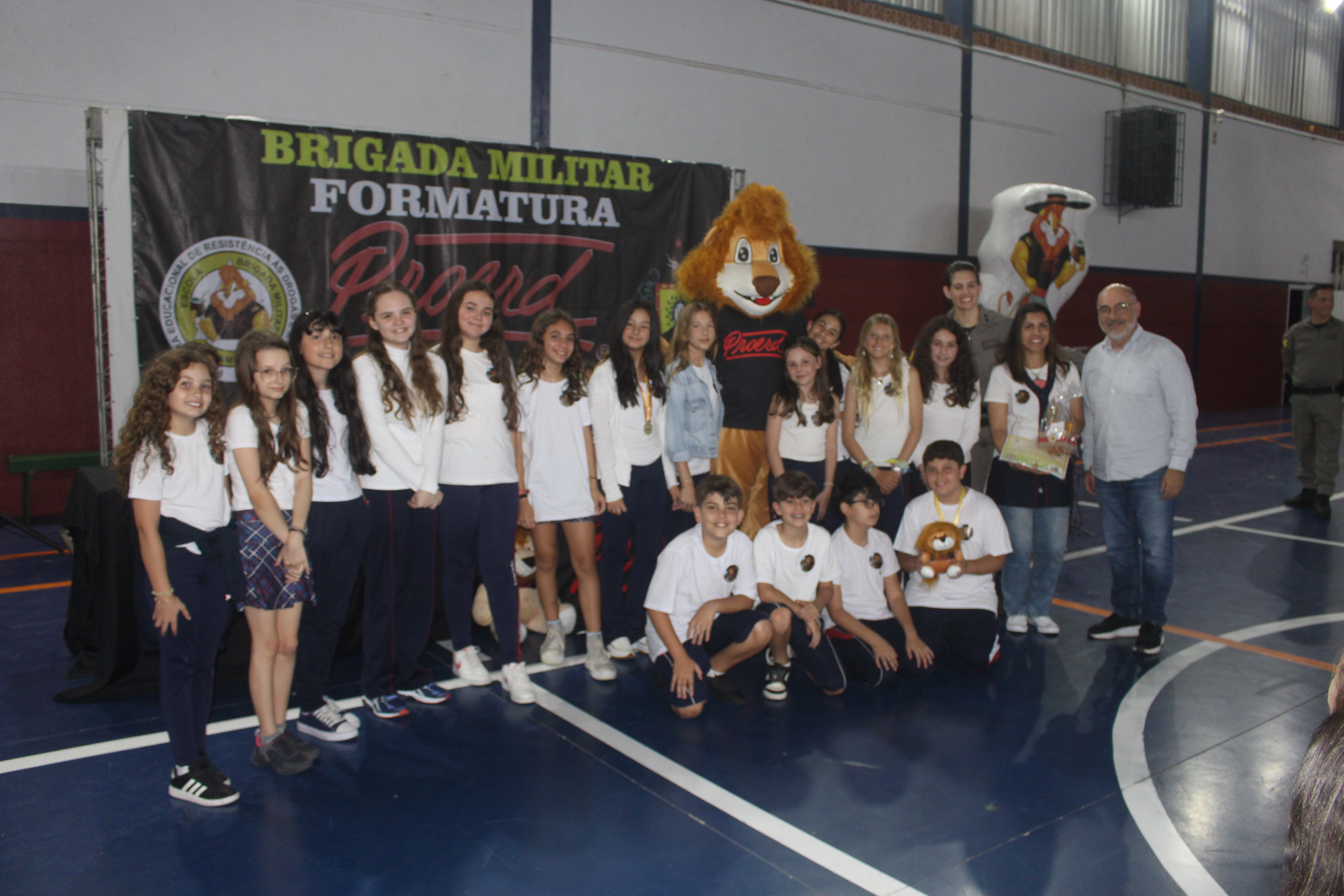 Escola de Educação Básica São Domingos realiza formatura de 76 educandos no Programa PROERD em parceria com a Brigada Militar