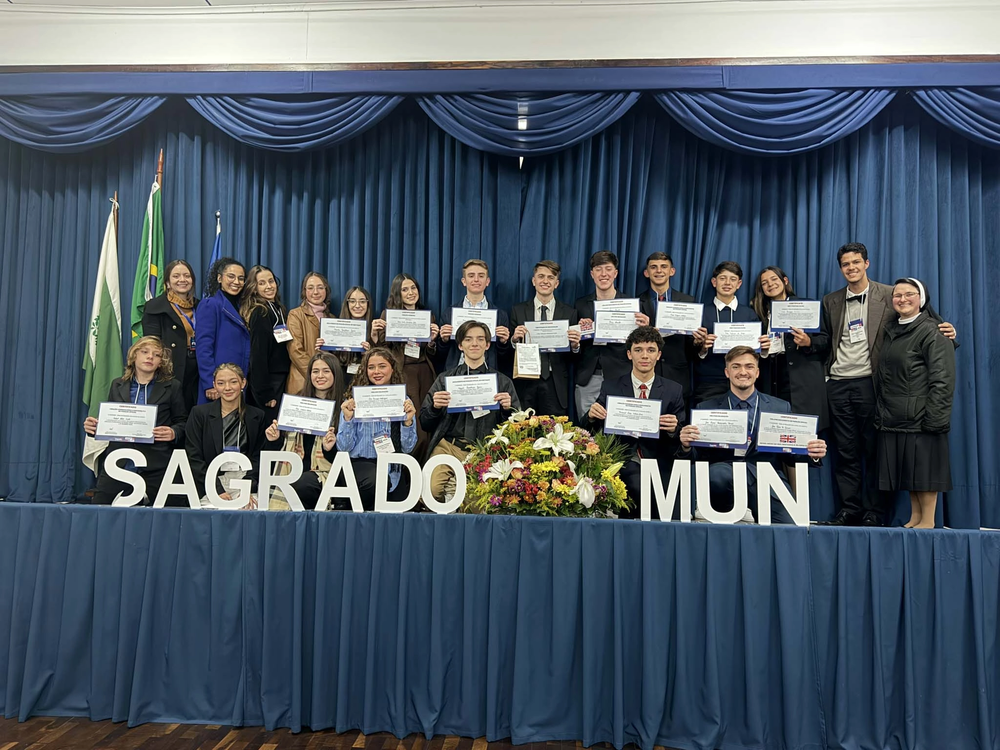 Educandos vivenciam experiência diplomática e conquistam premiações no SAGRADO Mun