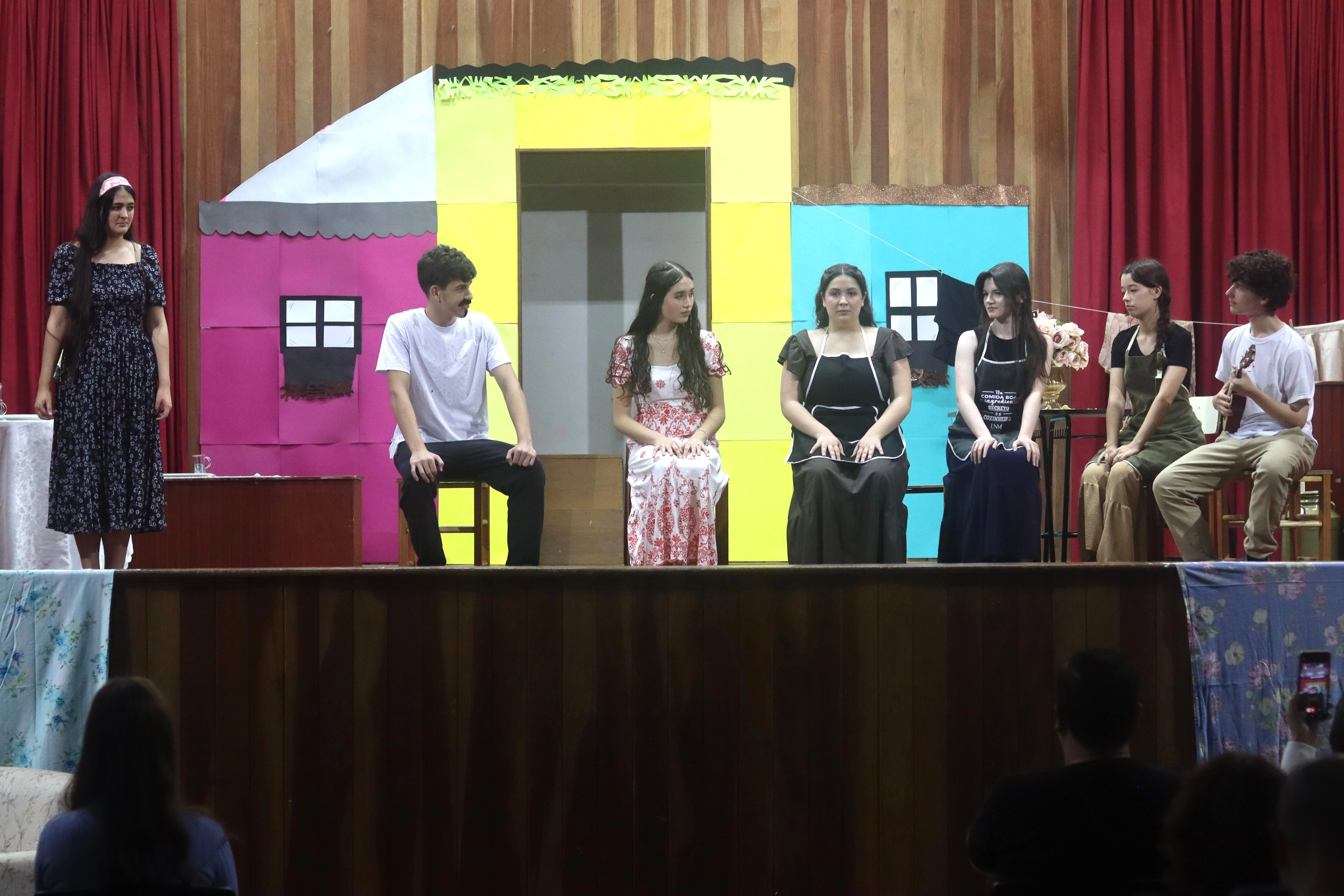 Educação, arte e cultura em cena: 2ª série transforma literatura e conhecimento em apresentações teatrais