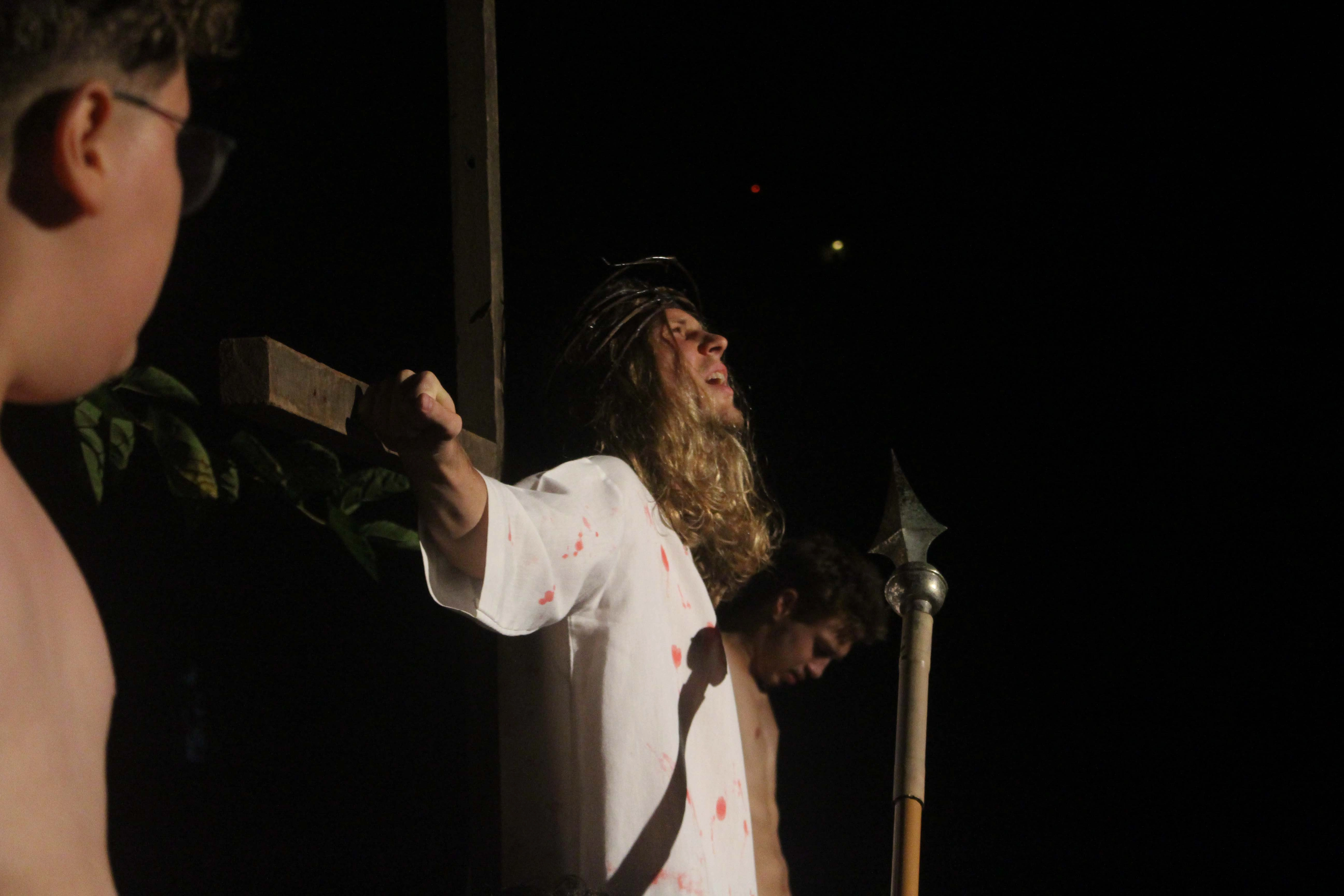 Encenação da Paixão de Cristo reúne famílias em noite de fé, emoção e espiritualidade na Escola de Educação Básica São Domingos