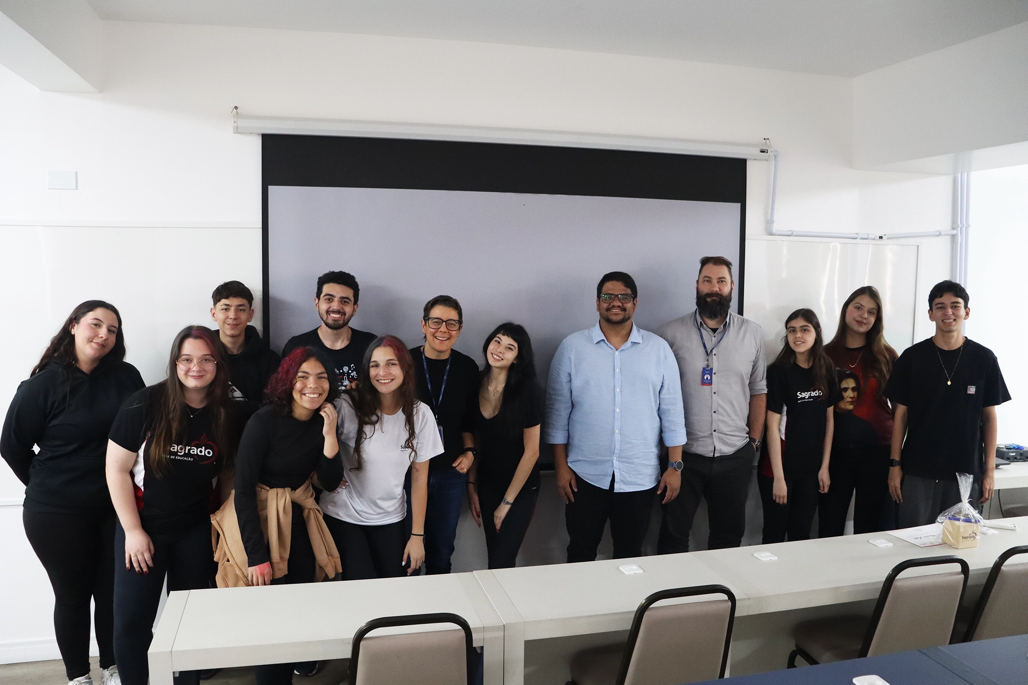 Educandos do SAGRADO - Rede de Educação participam de palestra formativa com pesquisador da UFPR em preparação para o NHSMUN 2026