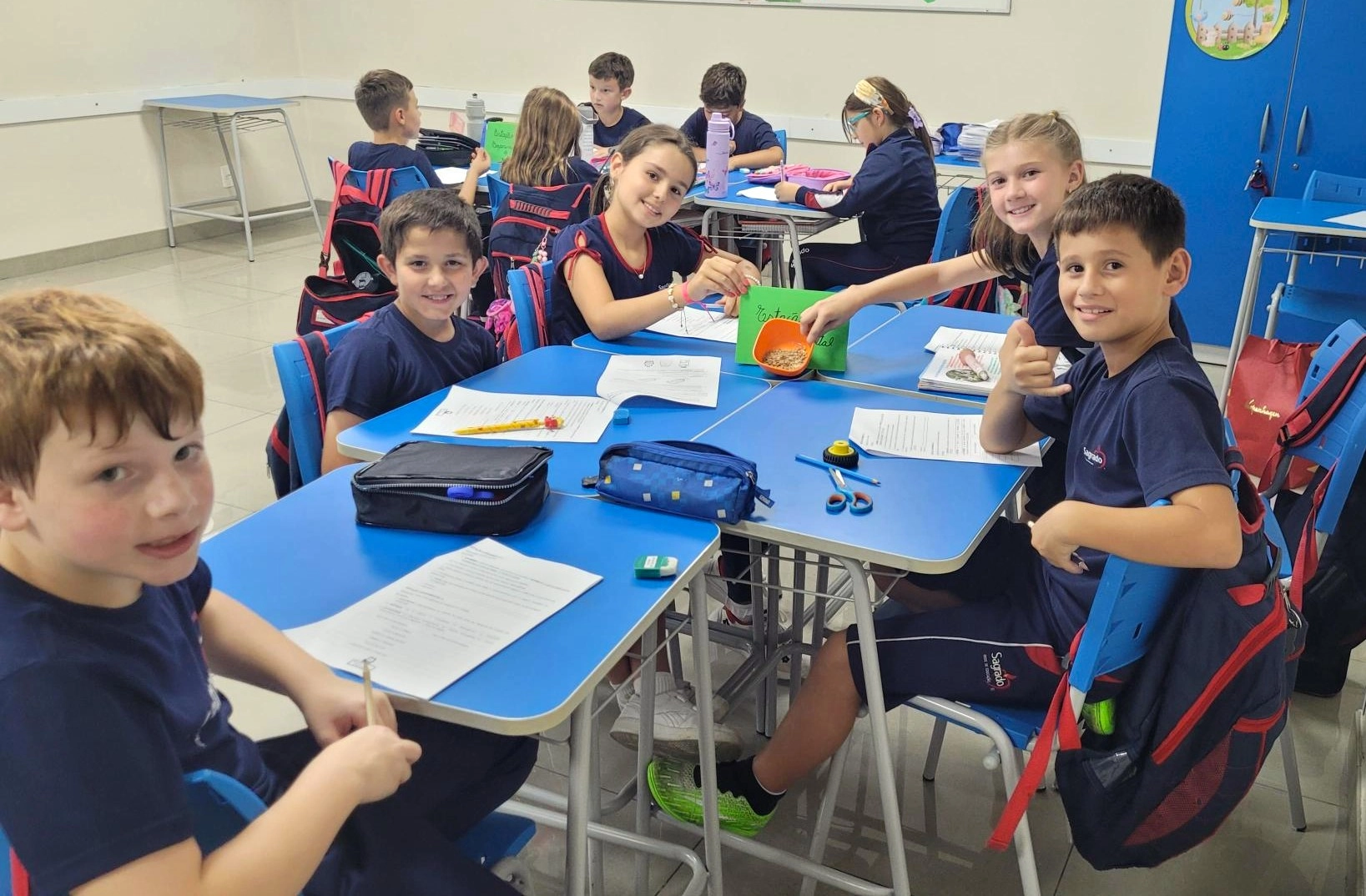 Educandos do 4º ano exploram o conceito de misturas em estações experimentais 