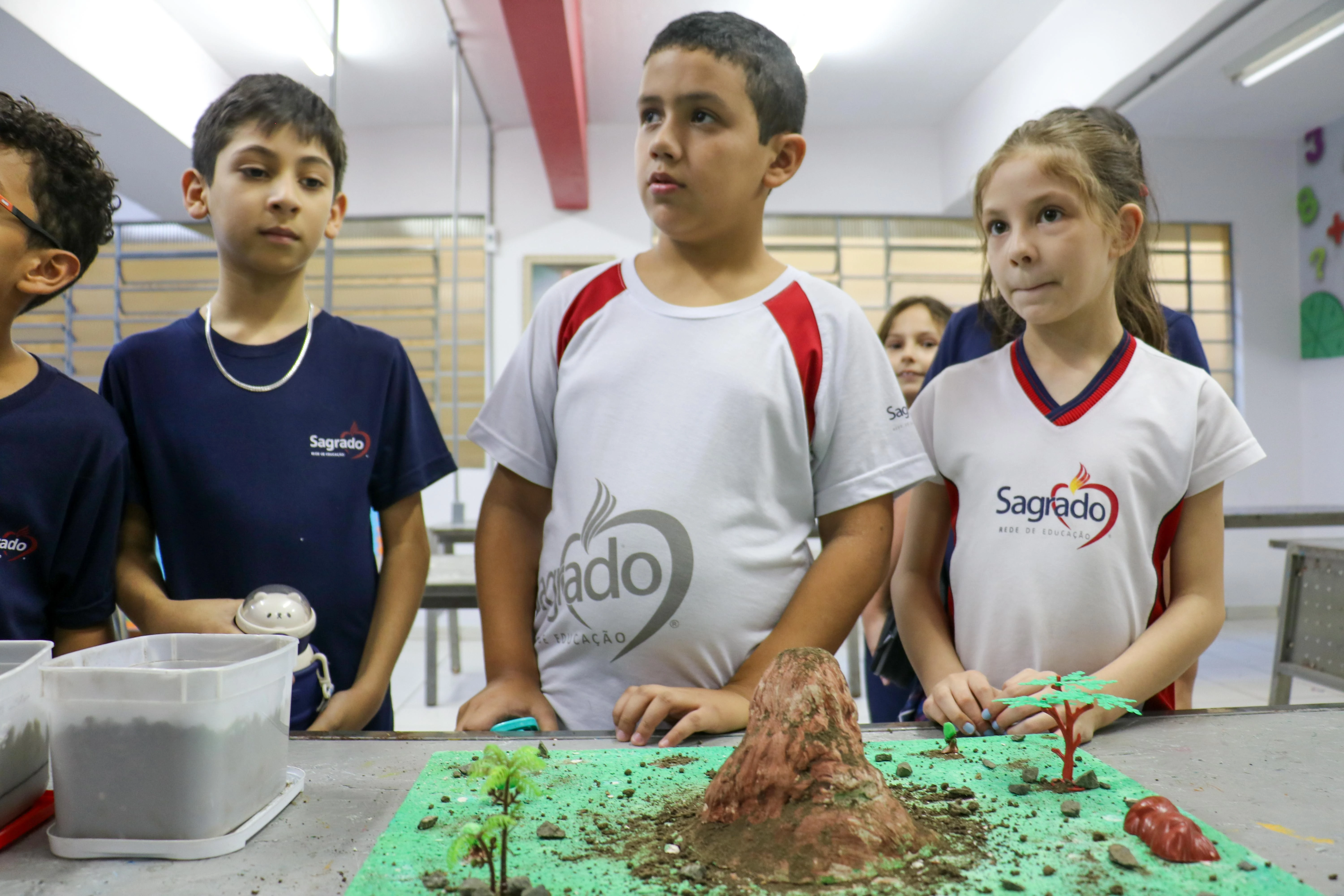 4º ano investiga as degradações ambientais e aplica os aprendizados através da construção de maquetes interativas sobre o tema 