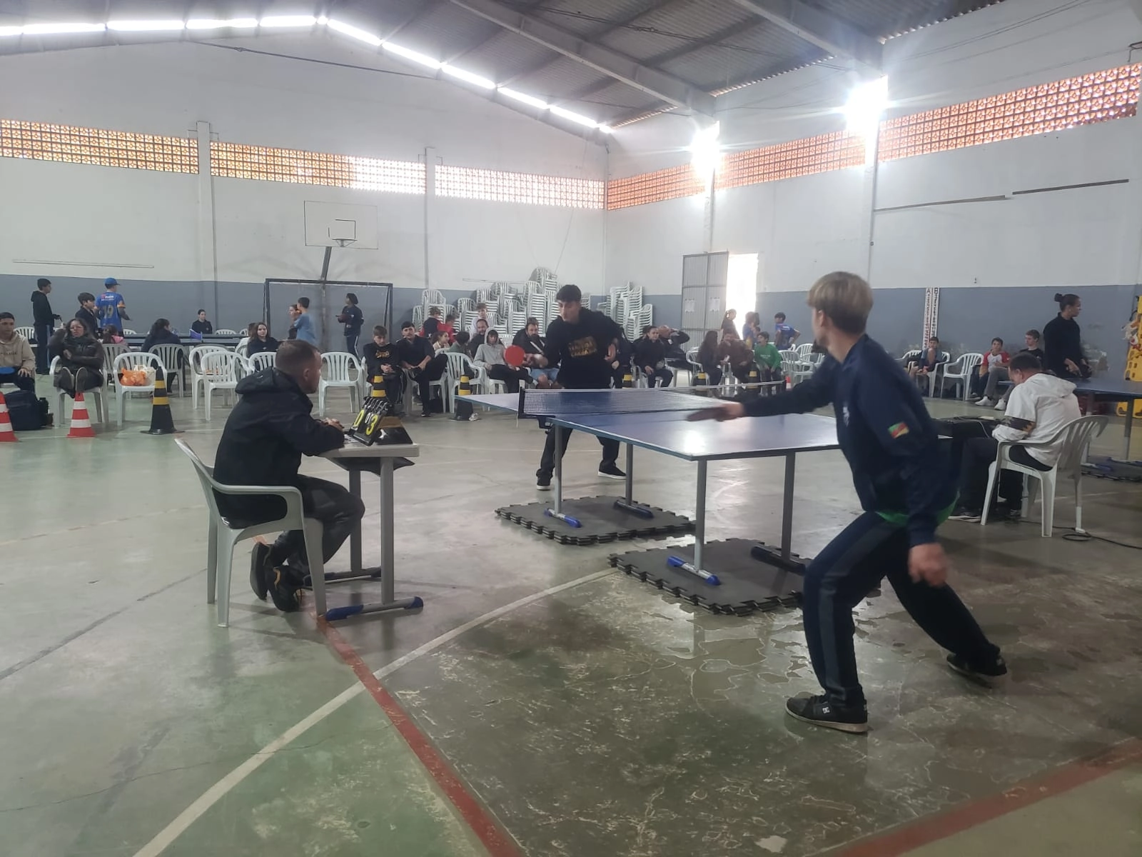 Entre reflexos e estratégia, educandos representam a Unidade Educacional no JET de Tênis de Mesa