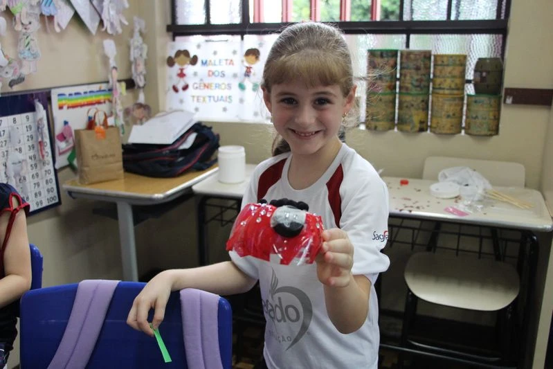 1º ano transforma garrafas pet em atividade reflexiva