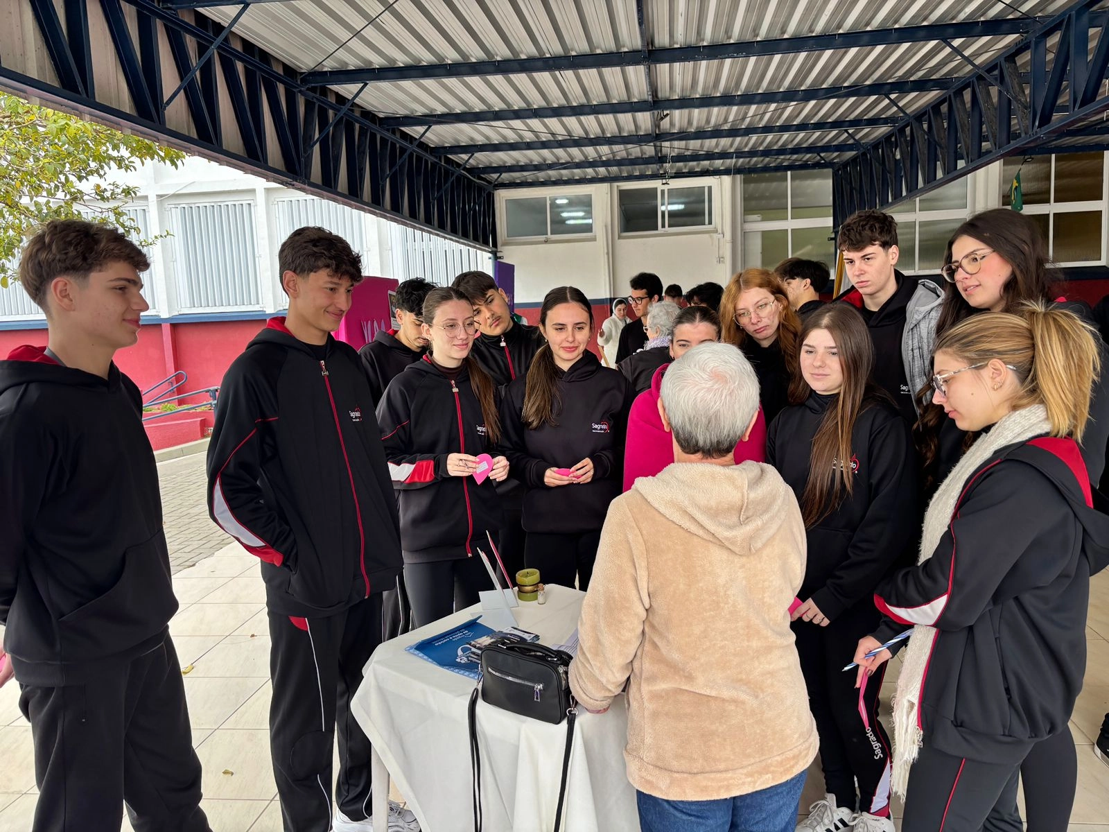 Corações que escutam o chamado: convidados motivam educandos da Escola de Educação Básica São Domingos a pensarem em sua vocação específica 