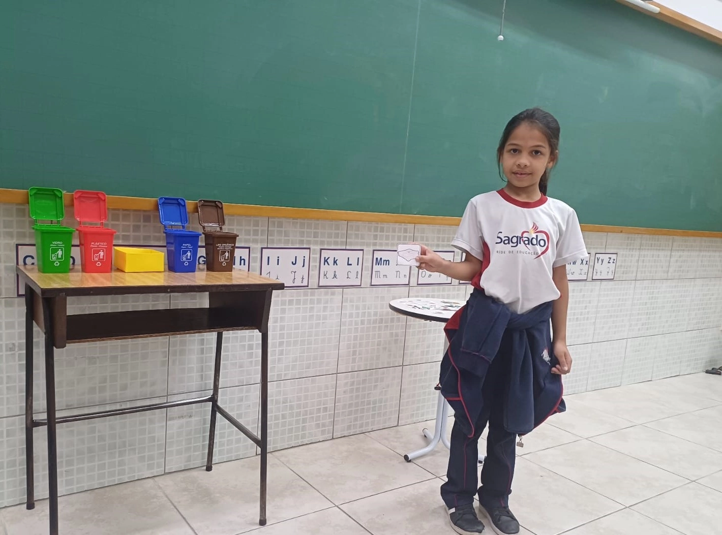 Educandos do  2º ano 3 aprendem sobre o descarte correto do lixo
