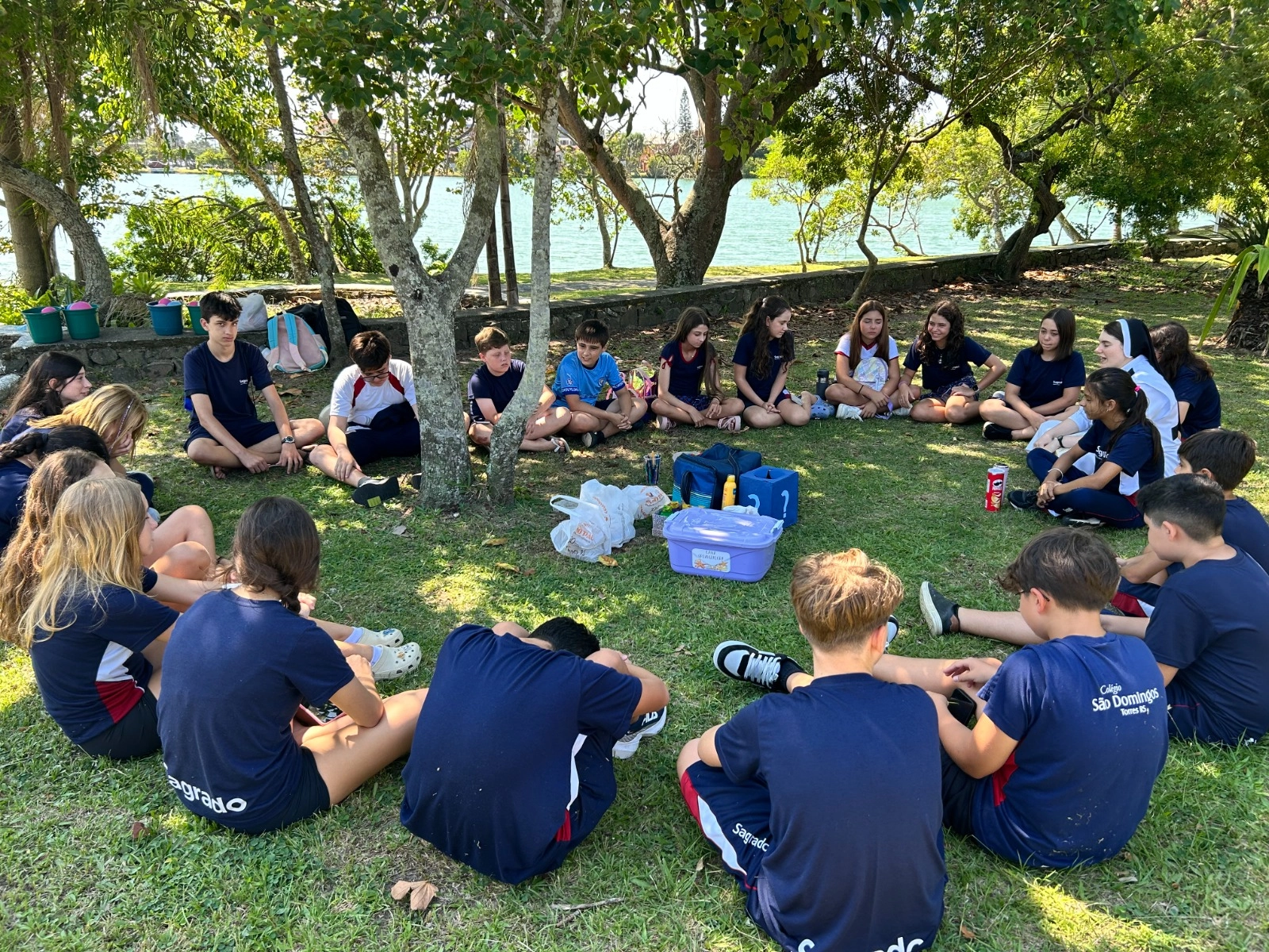 Chamadão da PJC reúne educandos em tarde de integração, espiritualidade e convivência na Praça dos Escoteiros, em Torres