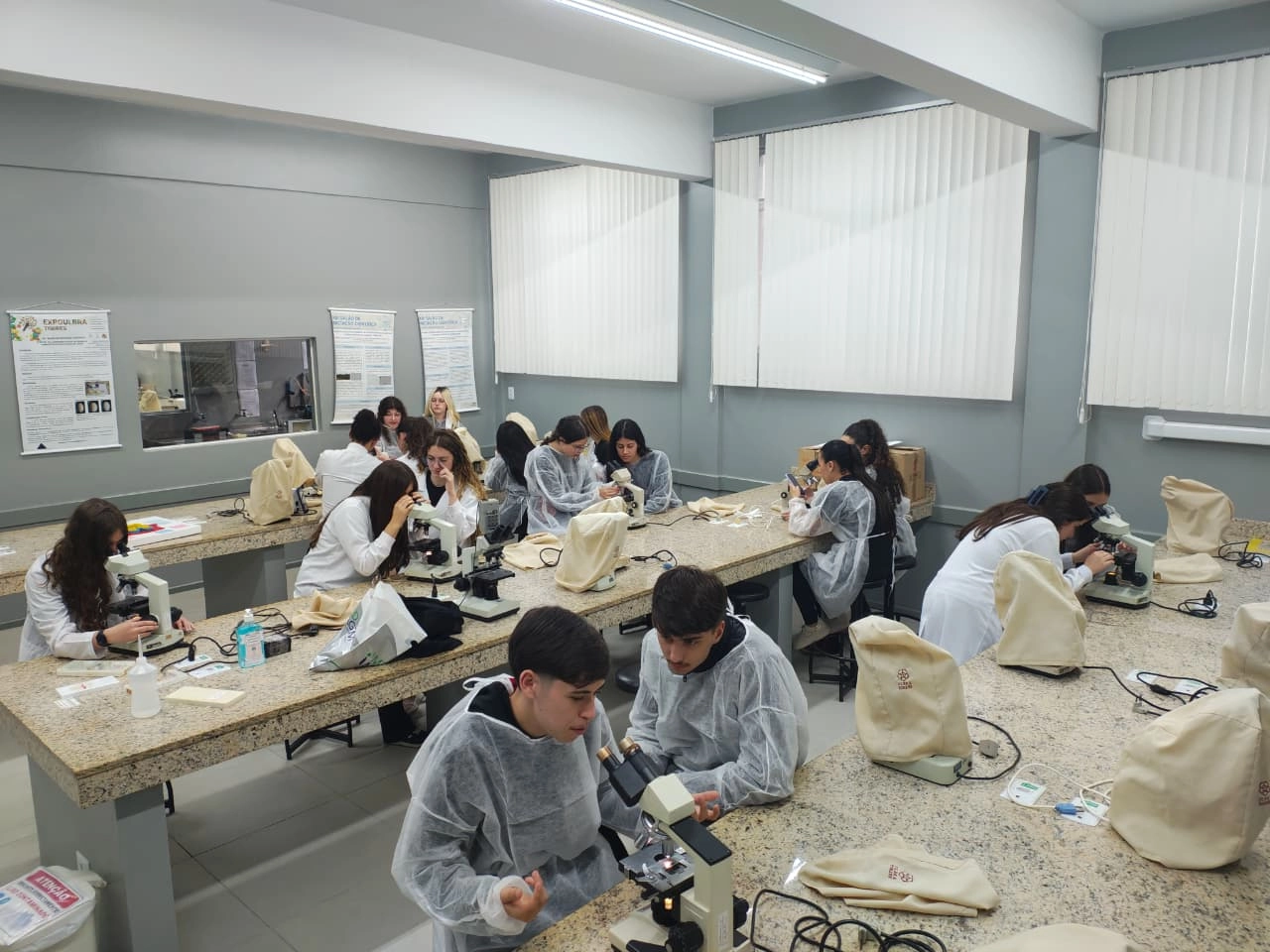 Educandos do Ensino Médio aproximam teoria e prática em visita a laboratórios universitários